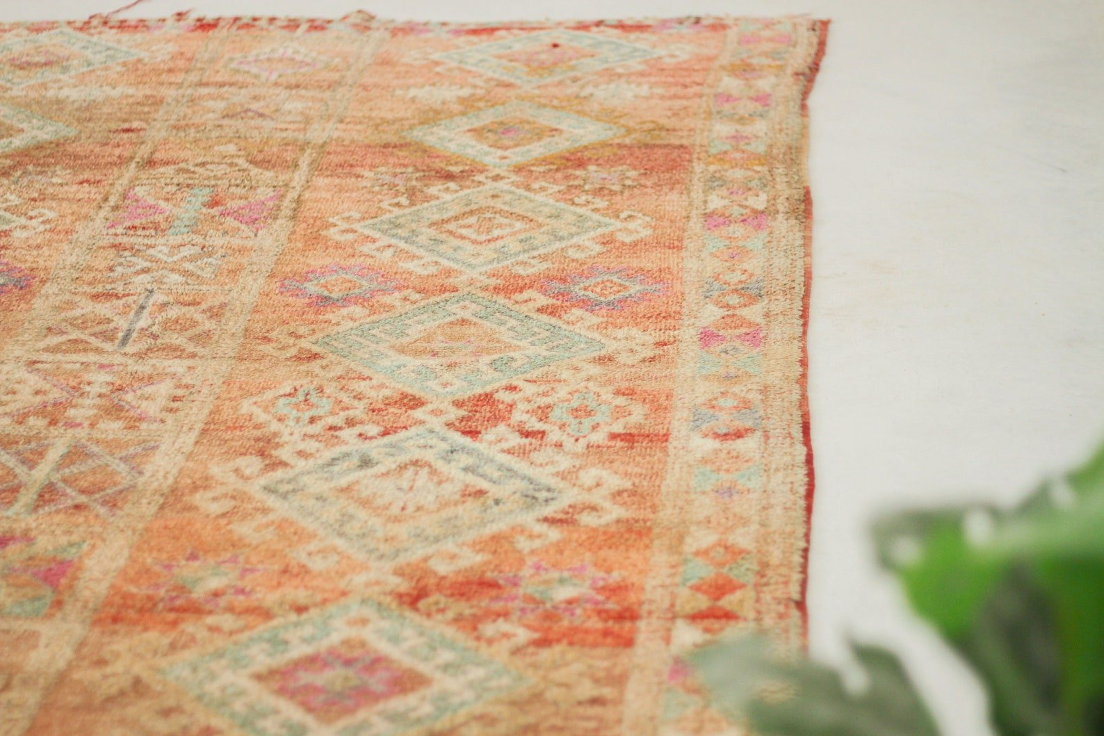 Vintage Moroccan Rug – Handmade Wool Berber rug, 5x10 ft – Peach beni mguild rug