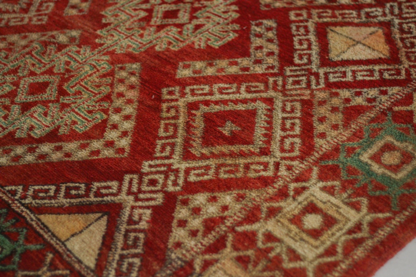 Vintage Moroccan Rug – Handmade Wool Berber rug, 5x8 ft – Red beni mguild rug