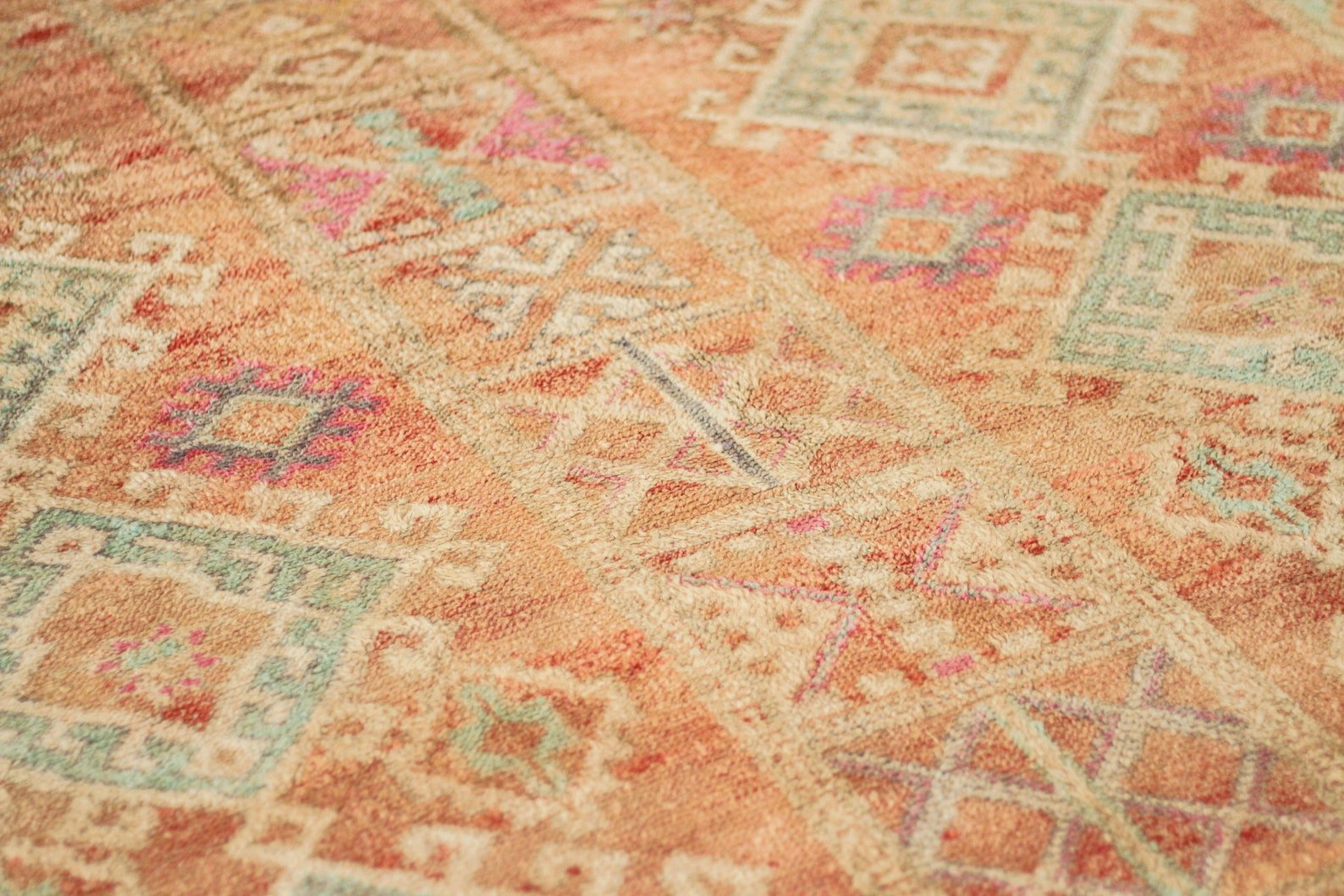 Vintage Moroccan Rug – Handmade Wool Berber rug, 5x10 ft – Peach beni mguild rug