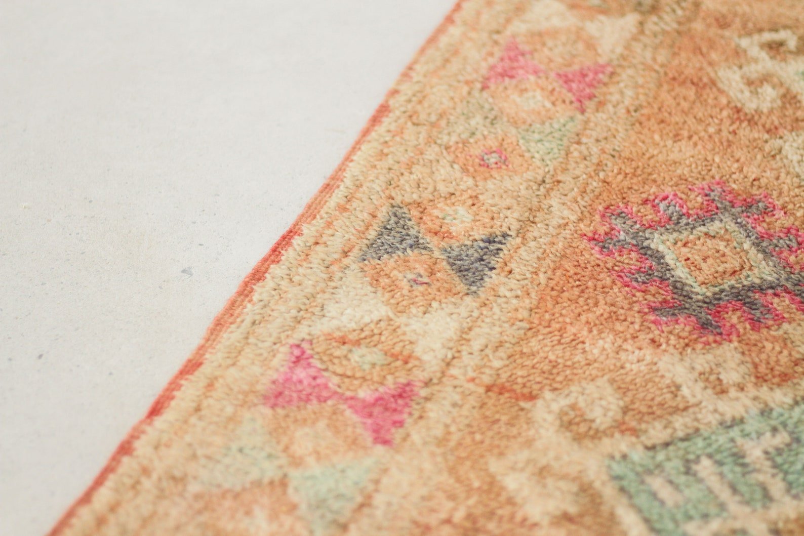 Vintage Moroccan Rug – Handmade Wool Berber rug, 5x10 ft – Peach beni mguild rug