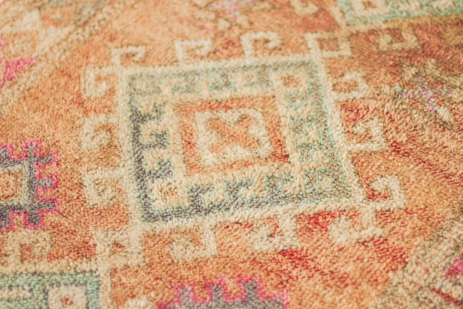 Vintage Moroccan Rug – Handmade Wool Berber rug, 5x10 ft – Peach beni mguild rug