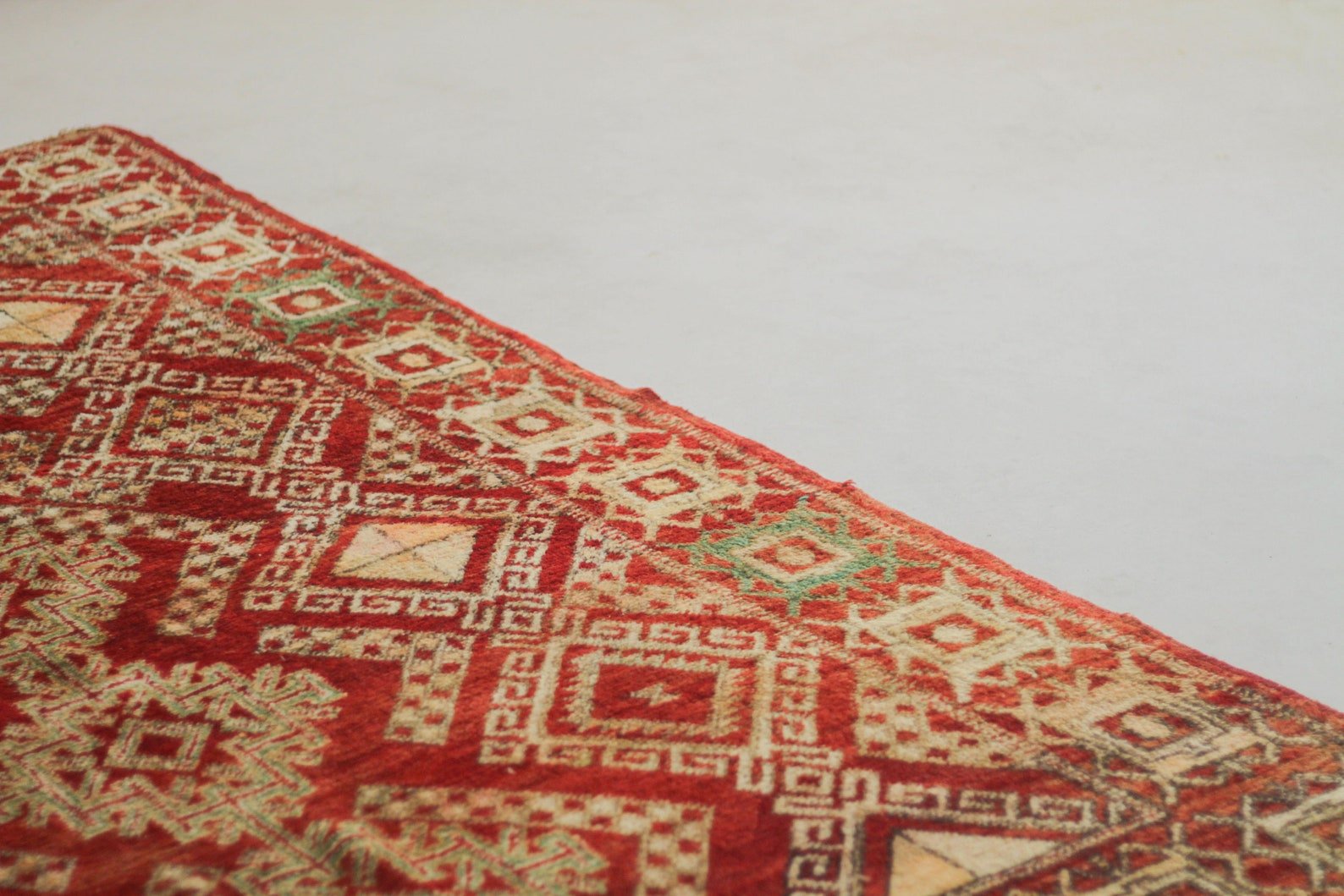 Vintage Moroccan Rug – Handmade Wool Berber rug, 5x8 ft – Red beni mguild rug