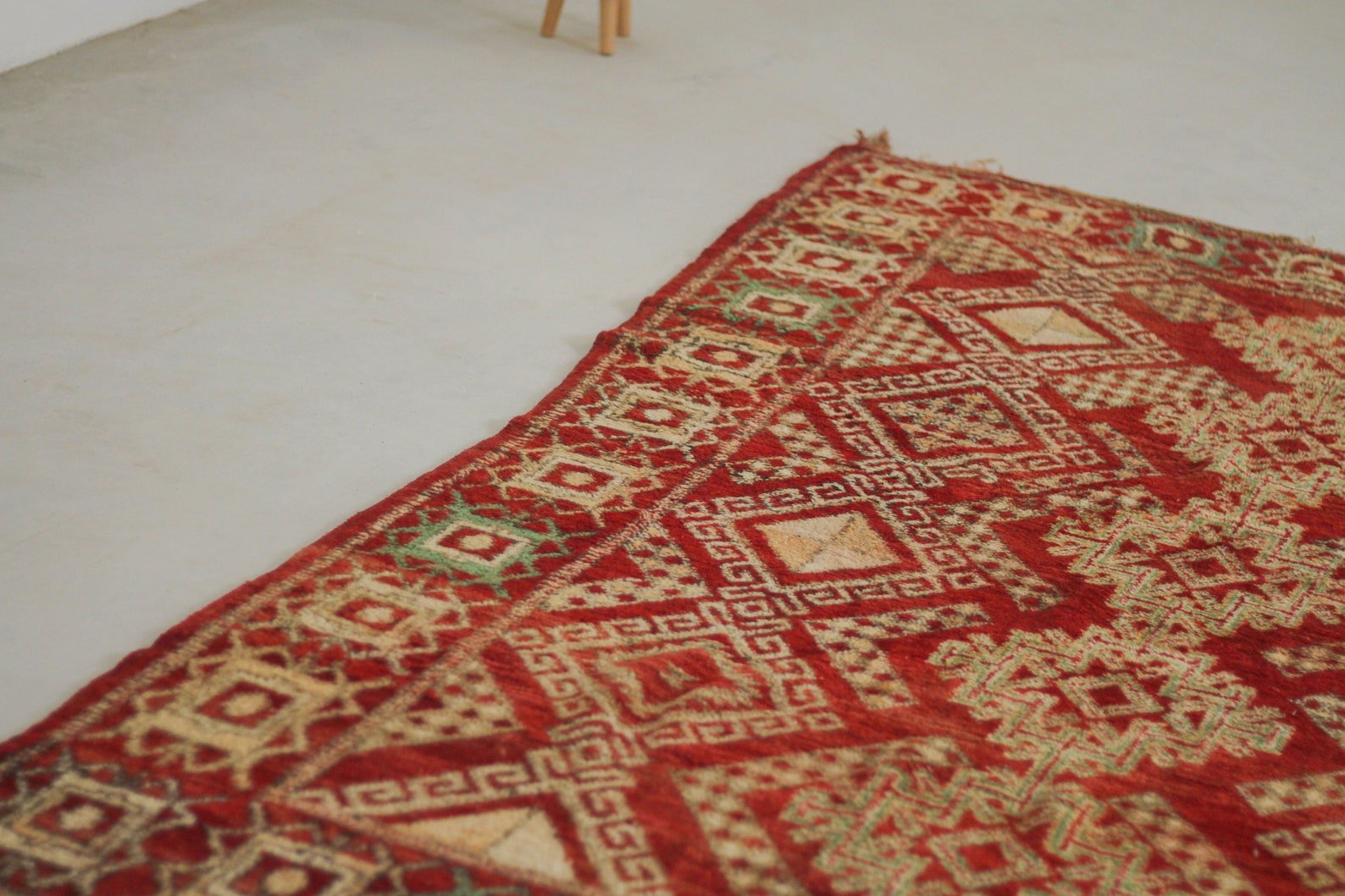 Vintage Moroccan Rug – Handmade Wool Berber rug, 5x8 ft – Red beni mguild rug