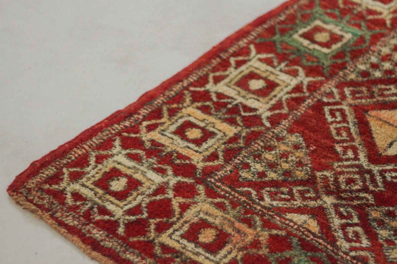 Vintage Moroccan Rug – Handmade Wool Berber rug, 5x8 ft – Red beni mguild rug