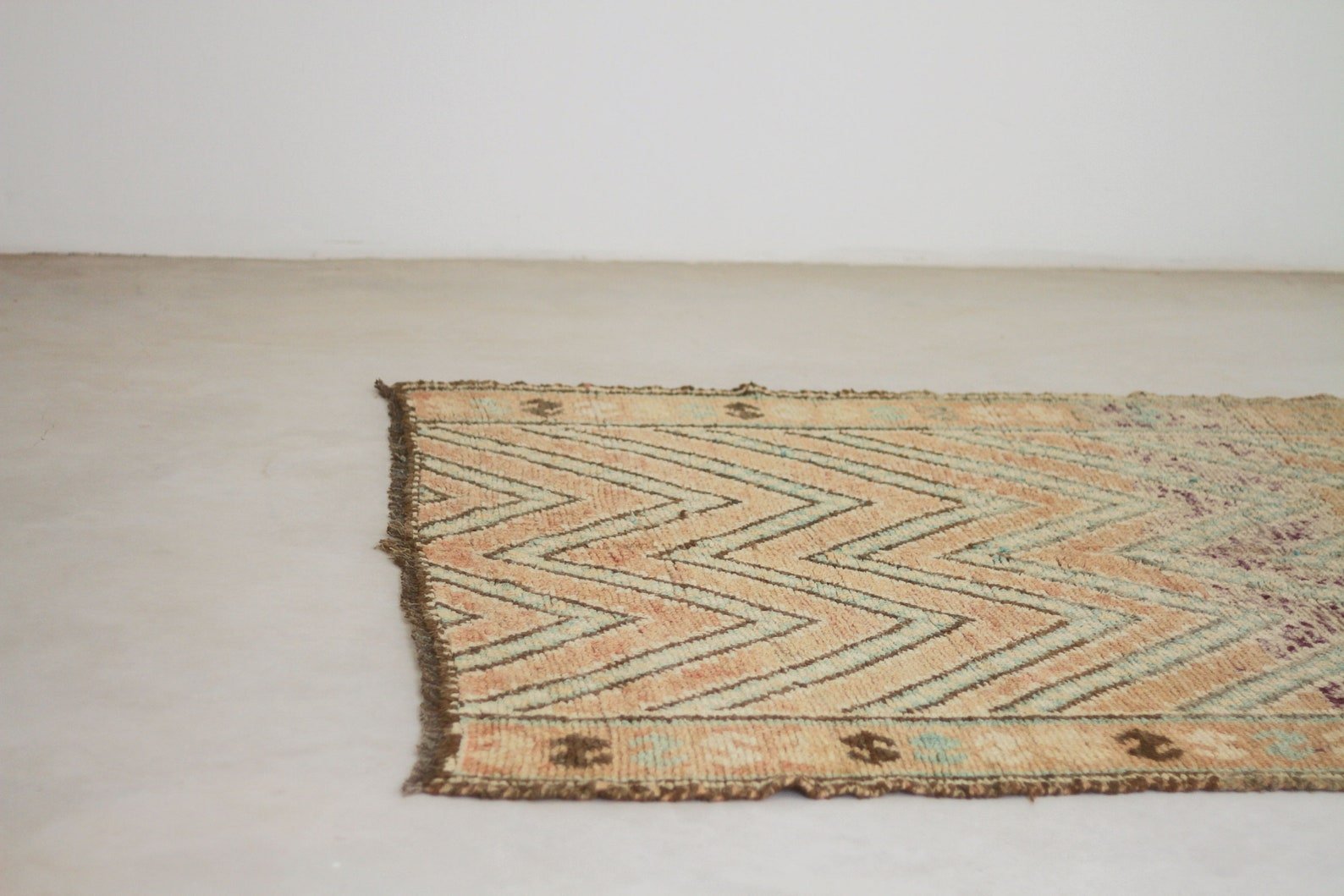 Vintage Moroccan Rug – Handmade Wool Berber rug, 6x9 ft – Peach beni mguild rug