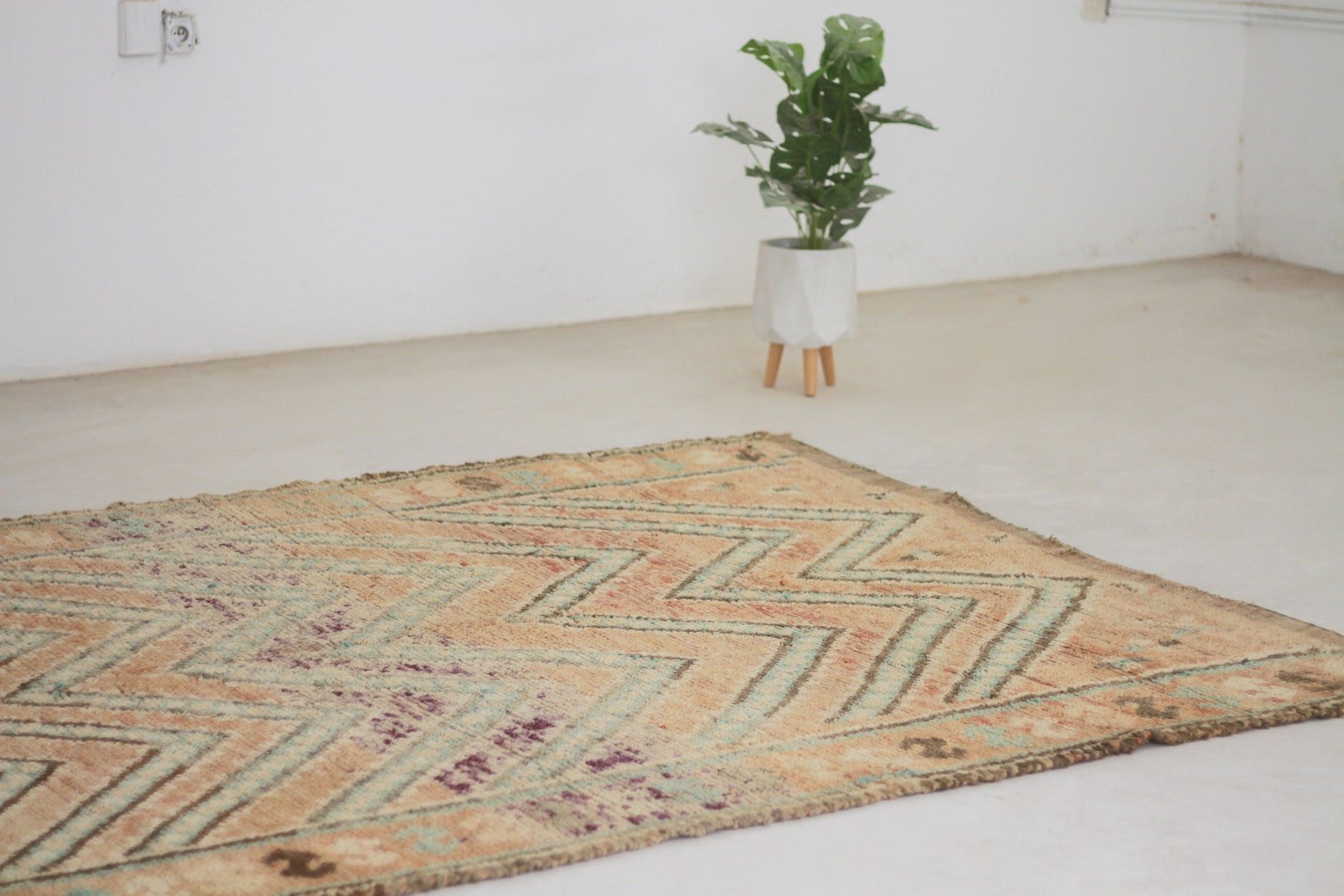 Vintage Moroccan Rug – Handmade Wool Berber rug, 6x9 ft – Peach beni mguild rug