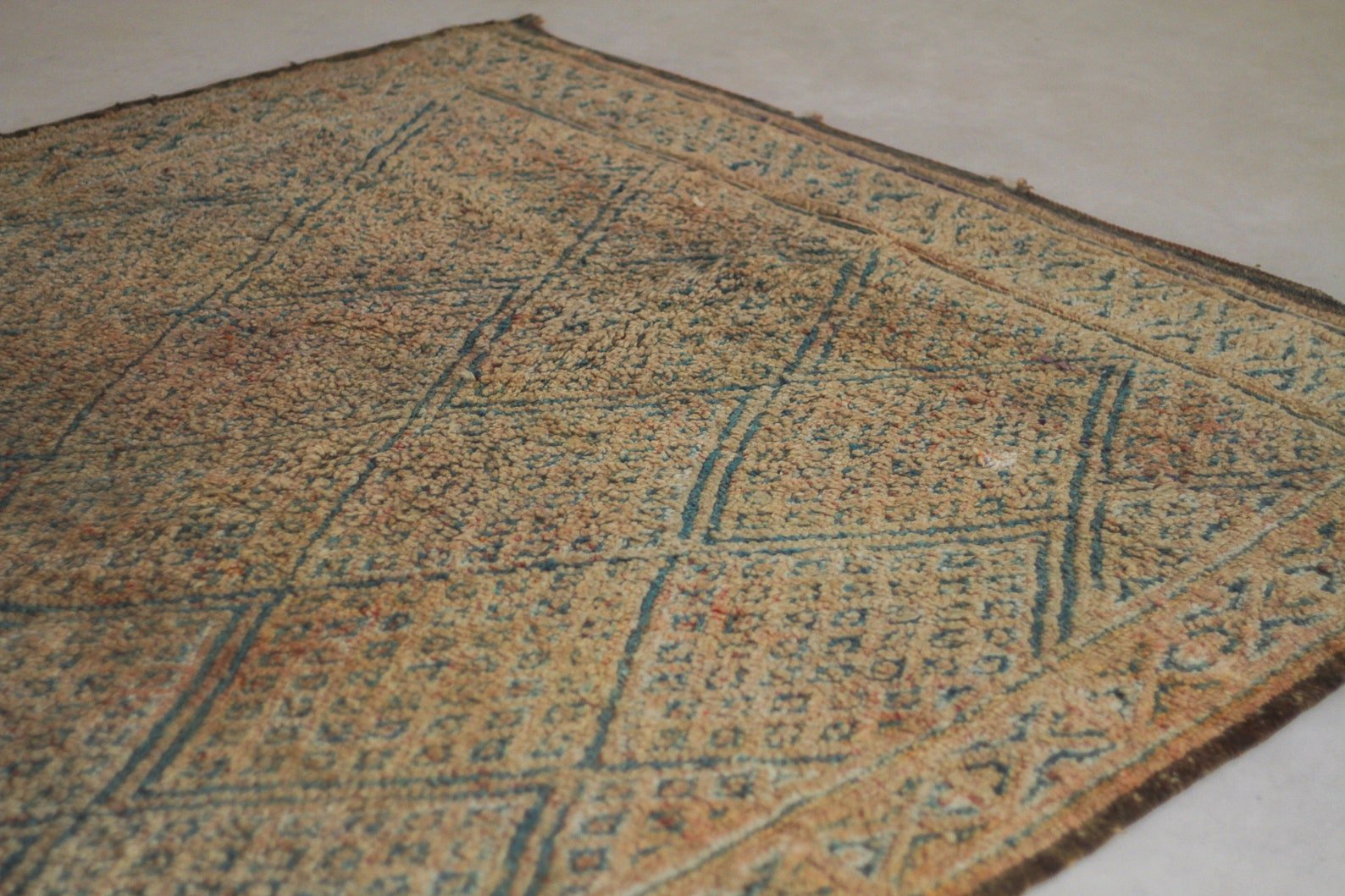 Vintage Moroccan Rug – Handmade Wool Berber rug, 7x10 ft – Gray beni mguild rug