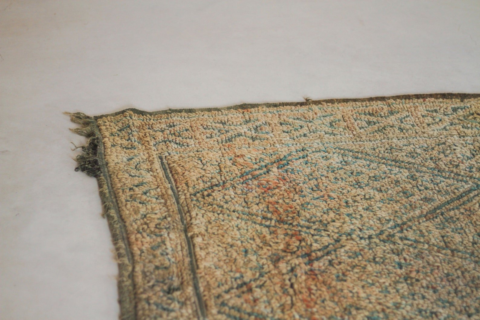 Vintage Moroccan Rug – Handmade Wool Berber rug, 7x10 ft – Gray beni mguild rug