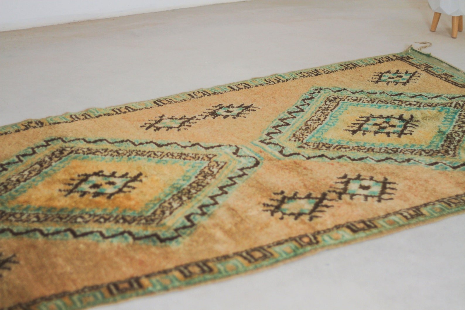 Vintage Moroccan Rug – Handmade Wool Berber rug, 4x9 ft – Peach beni mguild rug