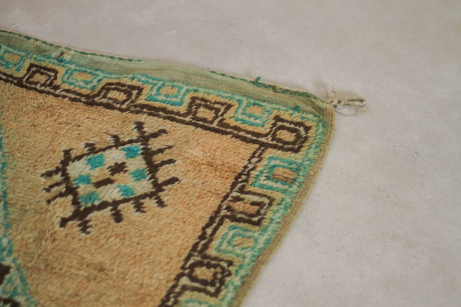 Vintage Moroccan Rug – Handmade Wool Berber rug, 4x9 ft – Peach beni mguild rug