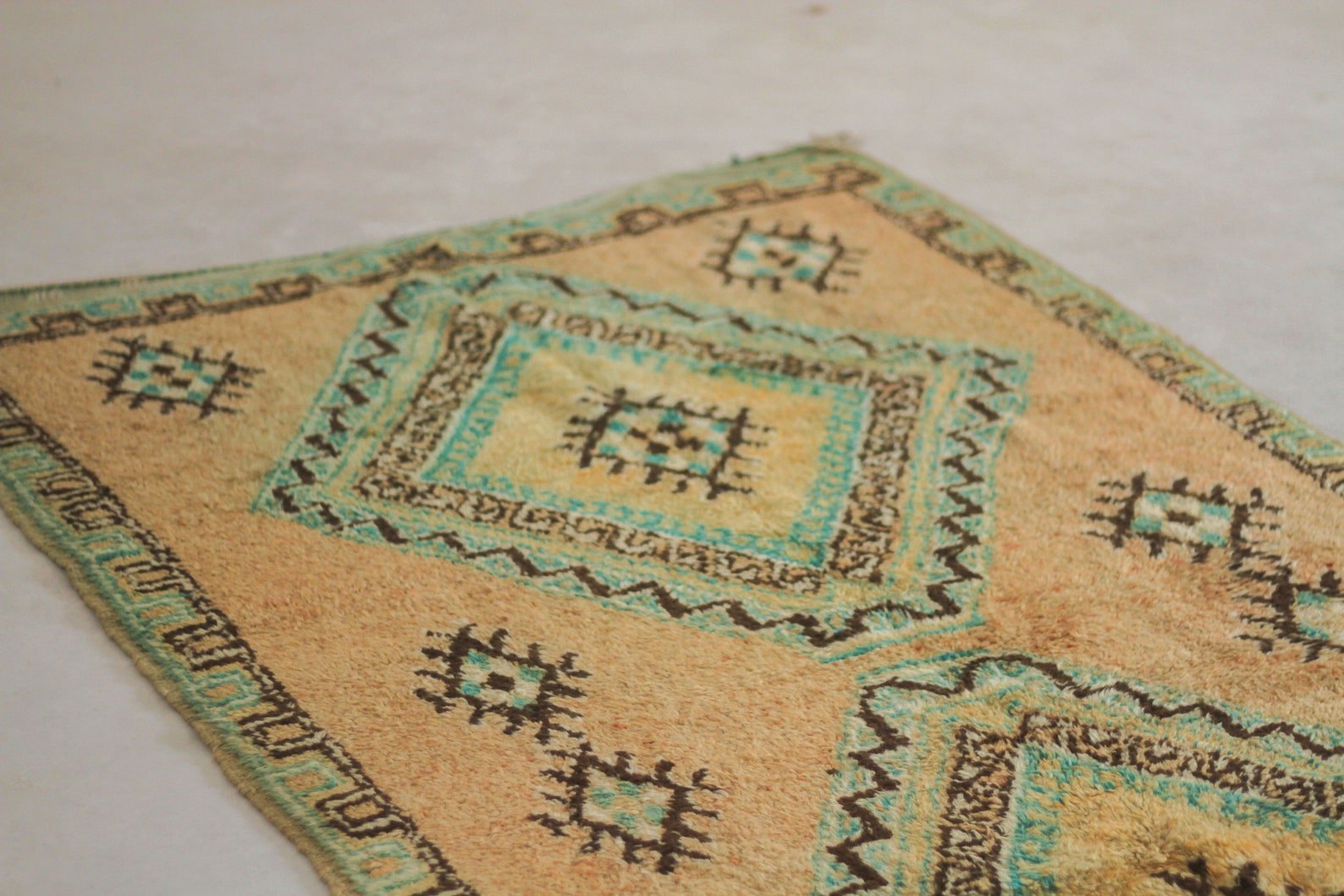 Vintage Moroccan Rug – Handmade Wool Berber rug, 4x9 ft – Peach beni mguild rug