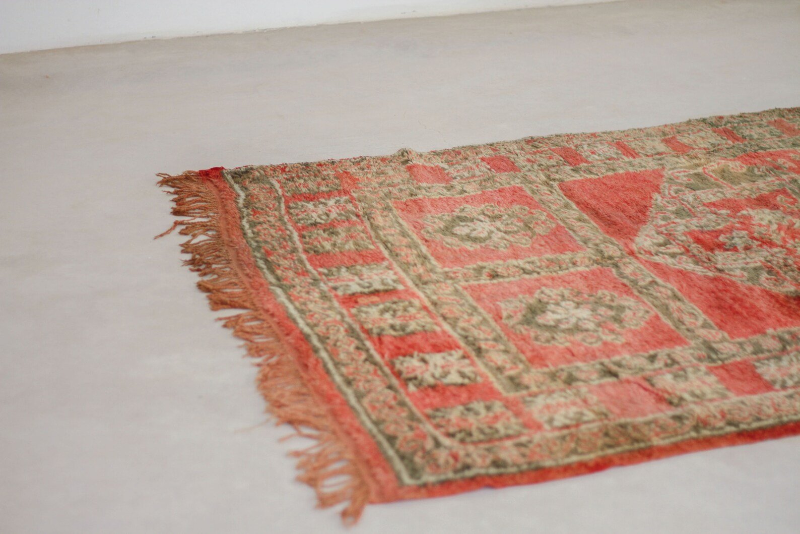 Vintage Moroccan Rug – Handmade Wool Berber rug, 5x11 ft – Pink beni mguild rug