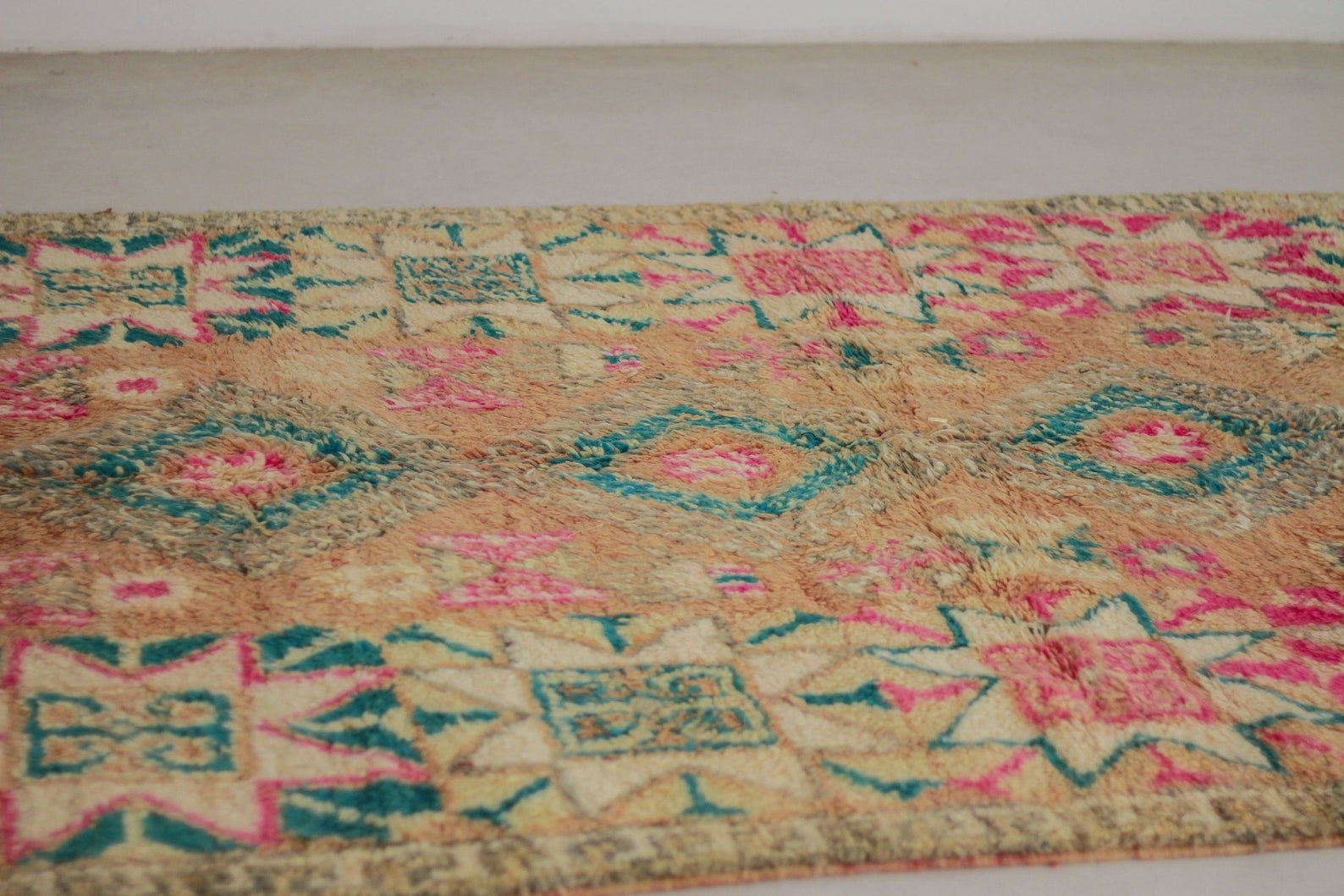 Vintage Moroccan Rug – Handmade Wool Berber rug, 6x8 ft – Pink beni mguild rug