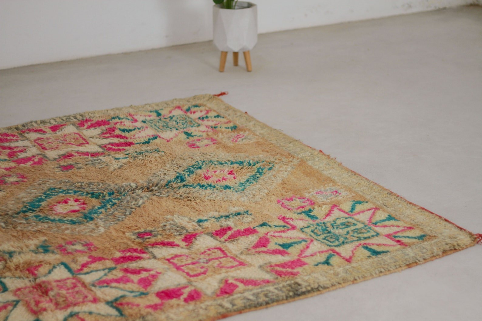 Vintage Moroccan Rug – Handmade Wool Berber rug, 6x8 ft – Pink beni mguild rug