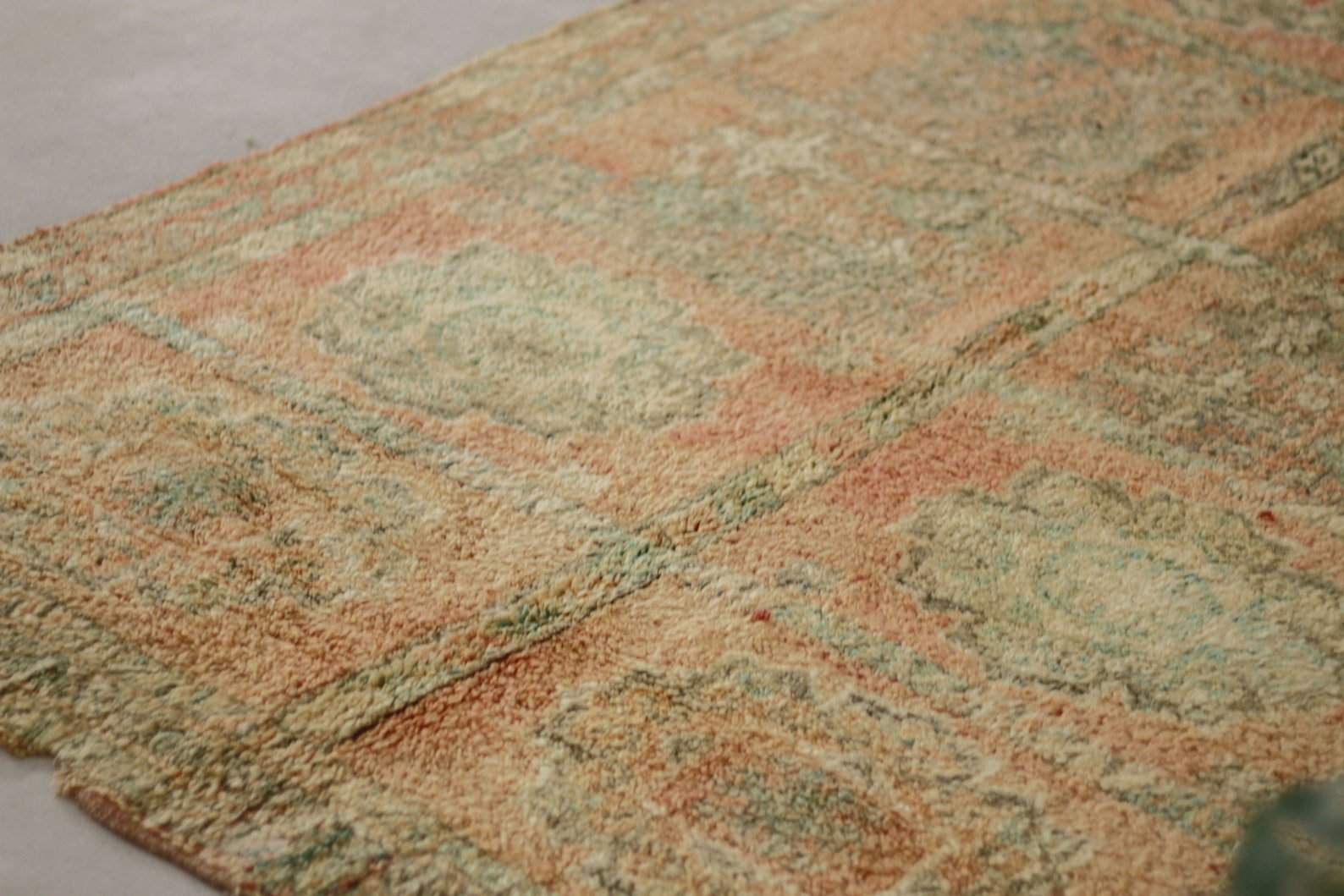 Vintage Moroccan Rug – Handmade Wool Berber rug, 5x8 ft – Peach beni mguild rug