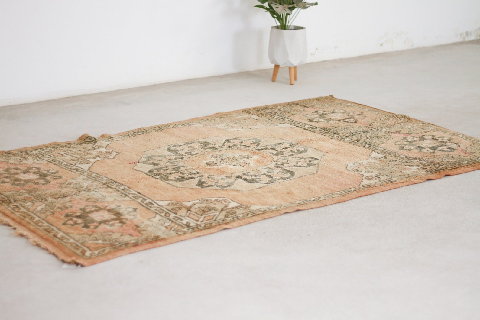 Vintage Moroccan Rug – Handmade Wool Berber rug, 5x8 ft – Peach beni mguild rug