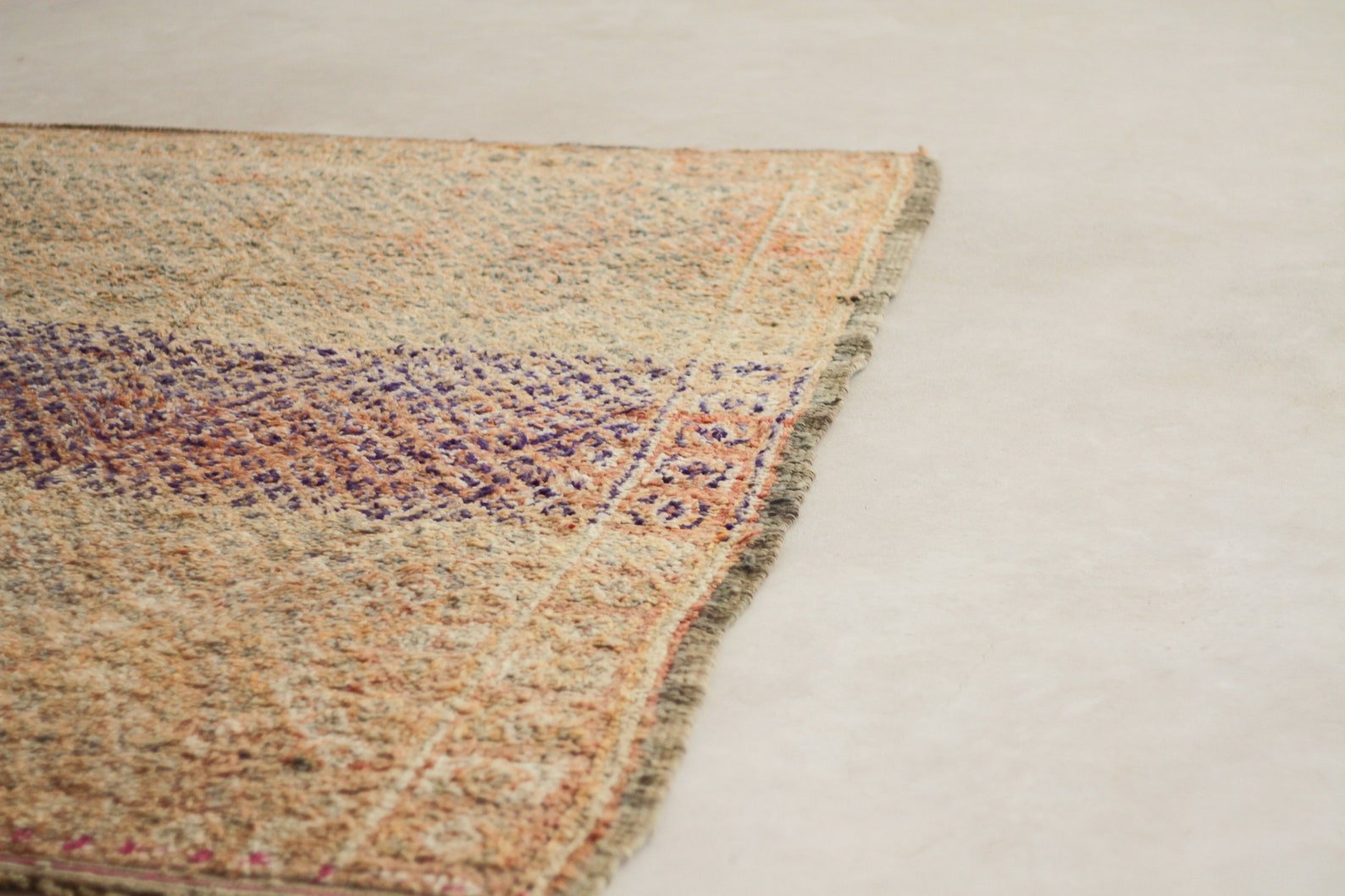 Vintage Moroccan Rug – Handmade Wool Berber rug, 6x9 ft – Peach beni mguild rug
