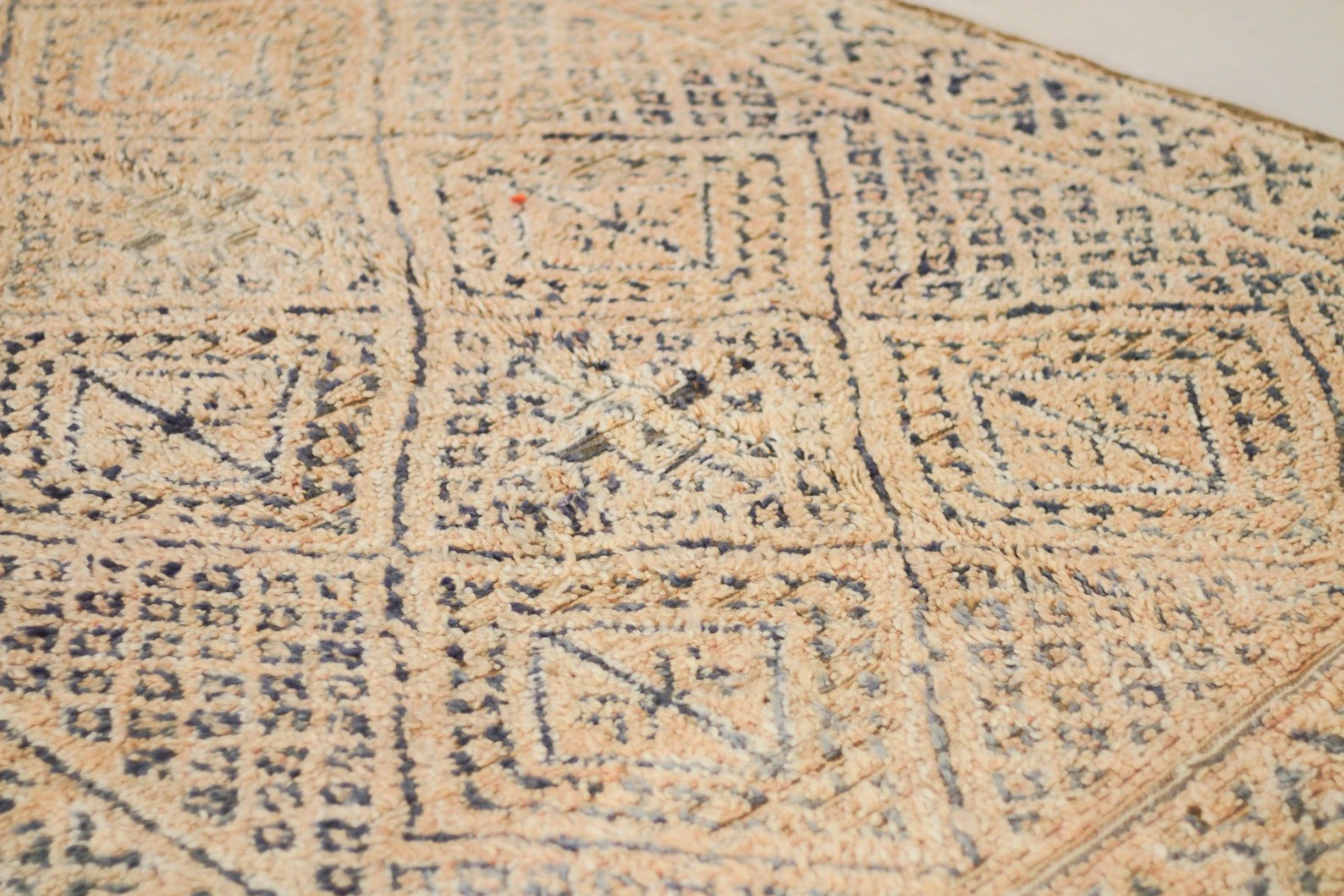 Vintage Moroccan Rug – Handmade Wool Berber rug, 7x11 ft – beige beni mguild rug