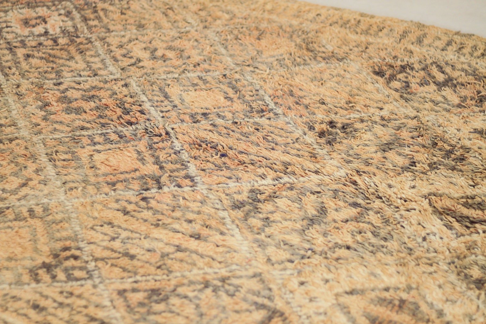 Vintage Moroccan Rug – Handmade Wool Berber rug, 6x8 ft – Peach beni mguild rug
