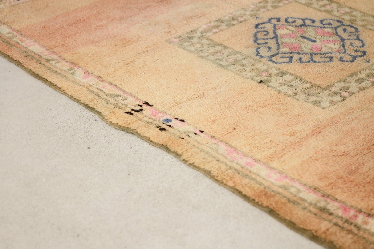 Vintage Moroccan Rug – Handmade Wool Berber rug, 5x8 ft – Peach beni mguild rug