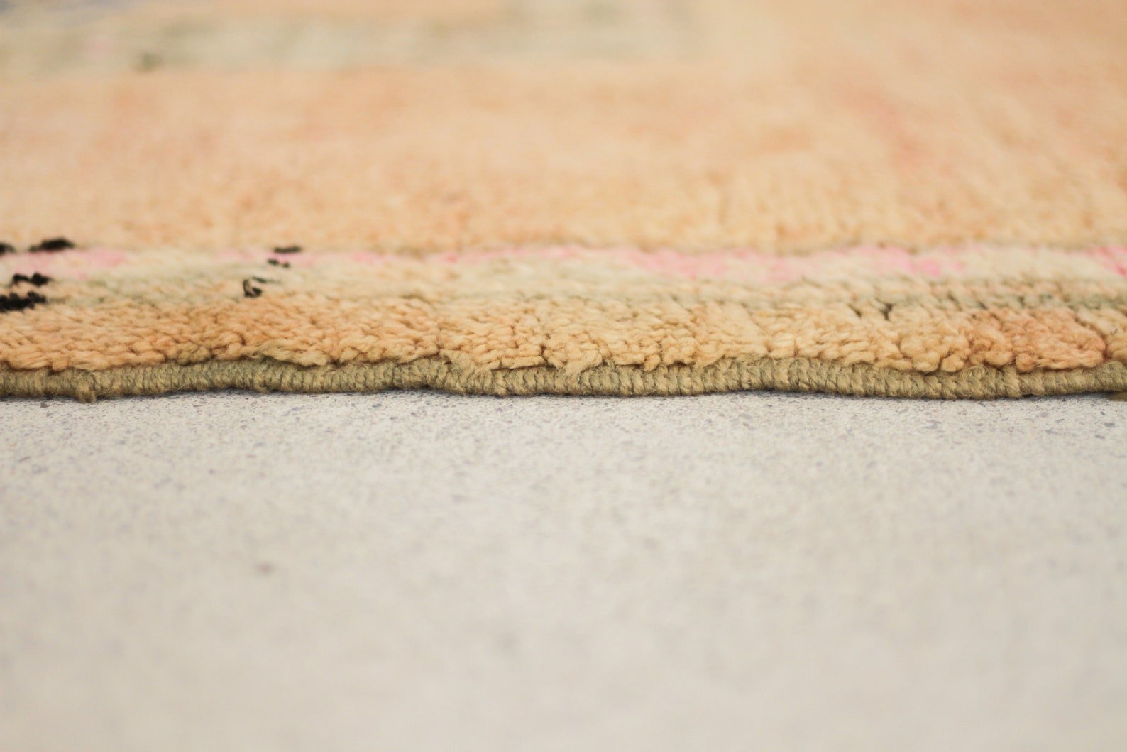 Vintage Moroccan Rug – Handmade Wool Berber rug, 5x8 ft – Peach beni mguild rug