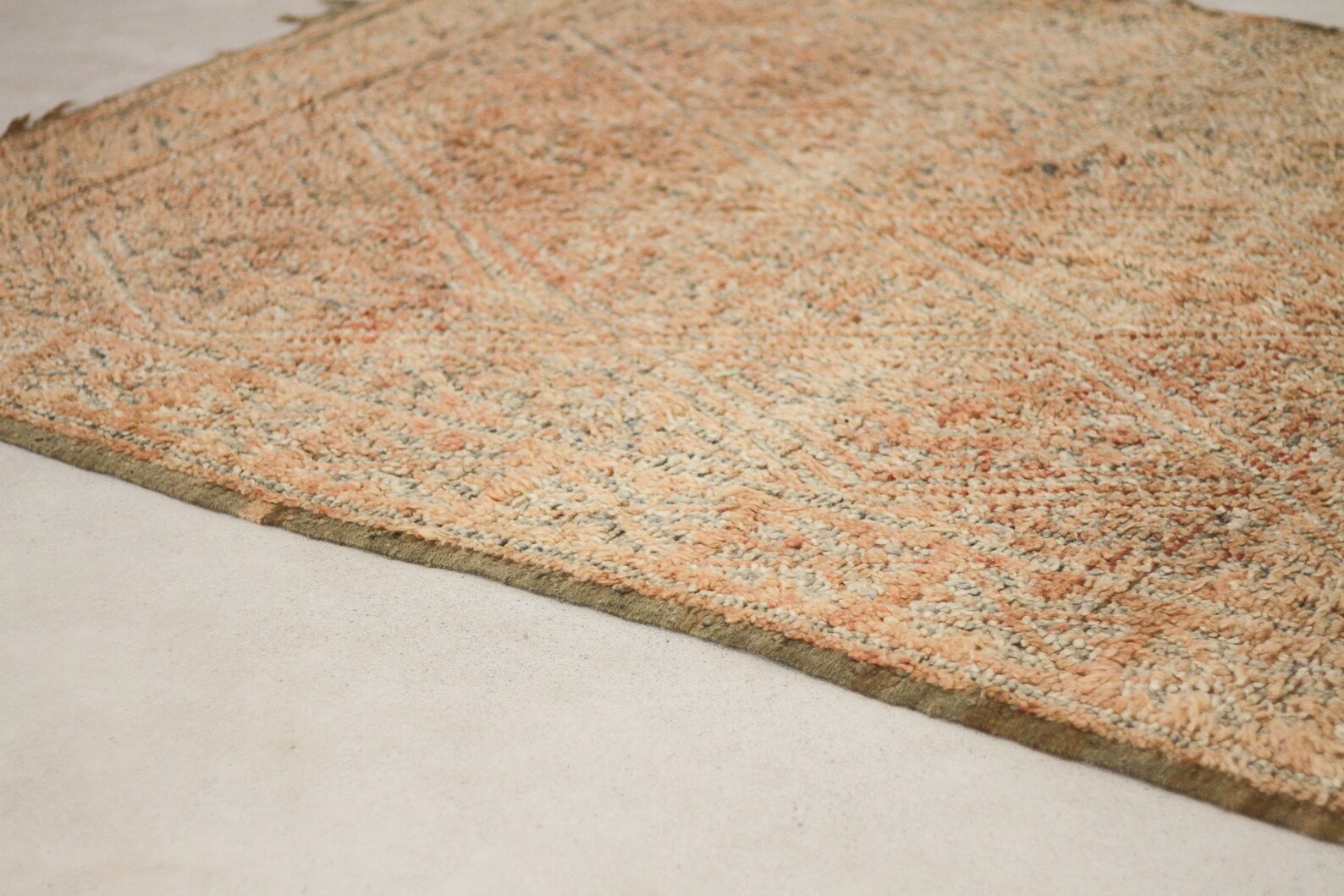 Vintage Moroccan Rug – Handmade Wool Berber rug, 6x9 ft – Peach beni mguild rug