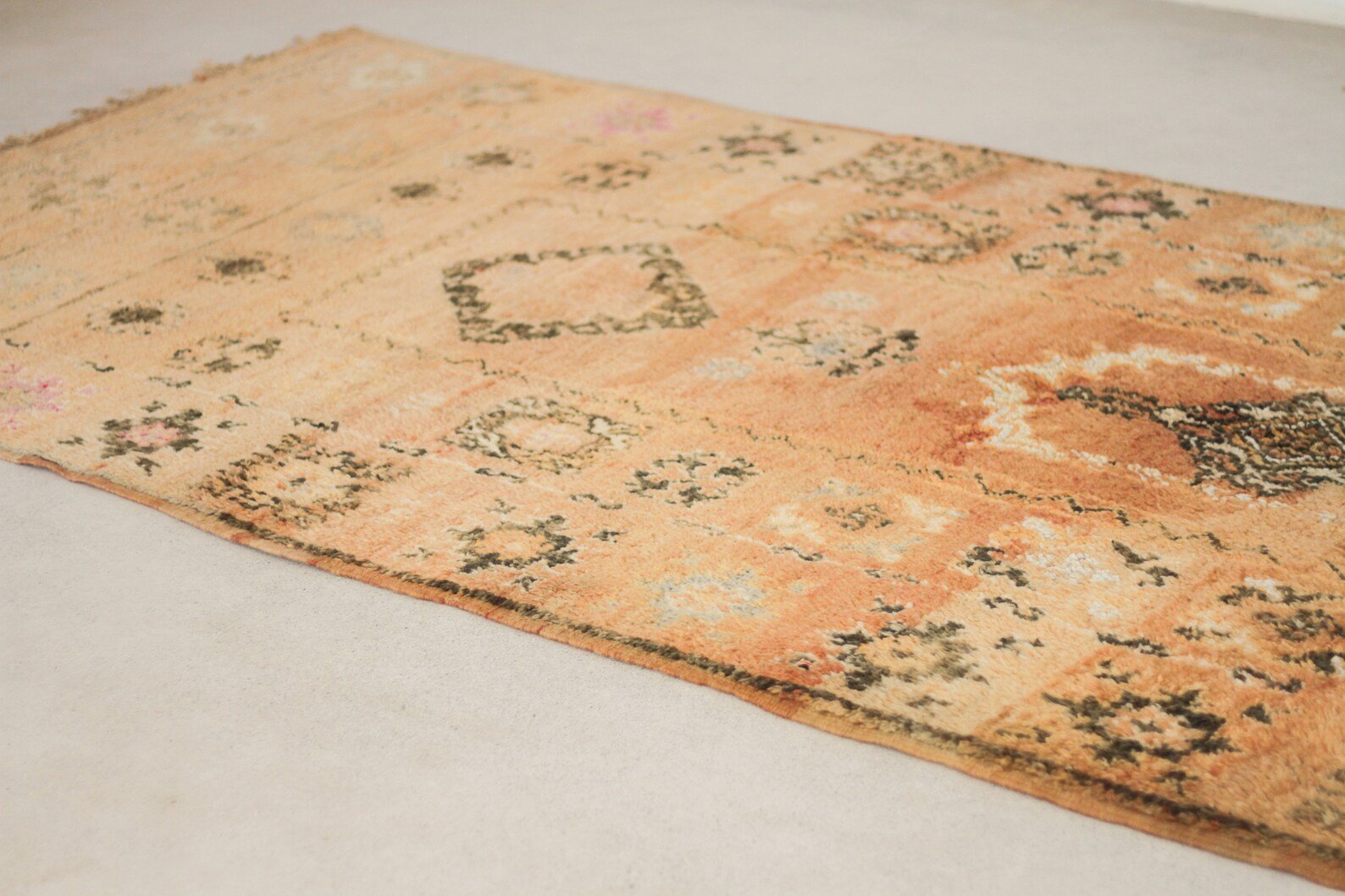 Vintage Moroccan Rug – Handmade Wool Berber rug, 5x11 ft – Peach beni mguild rug
