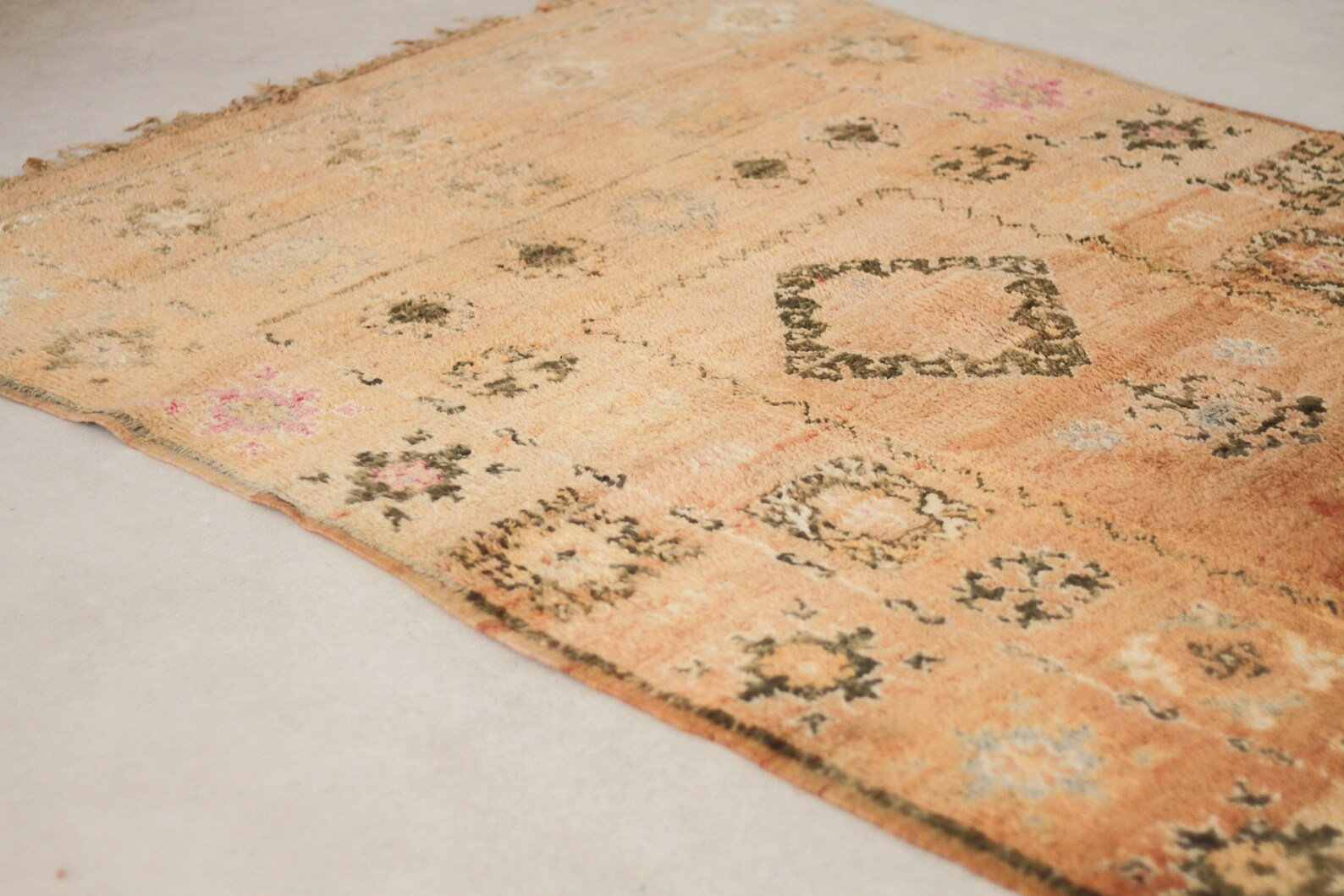 Vintage Moroccan Rug – Handmade Wool Berber rug, 5x11 ft – Peach beni mguild rug