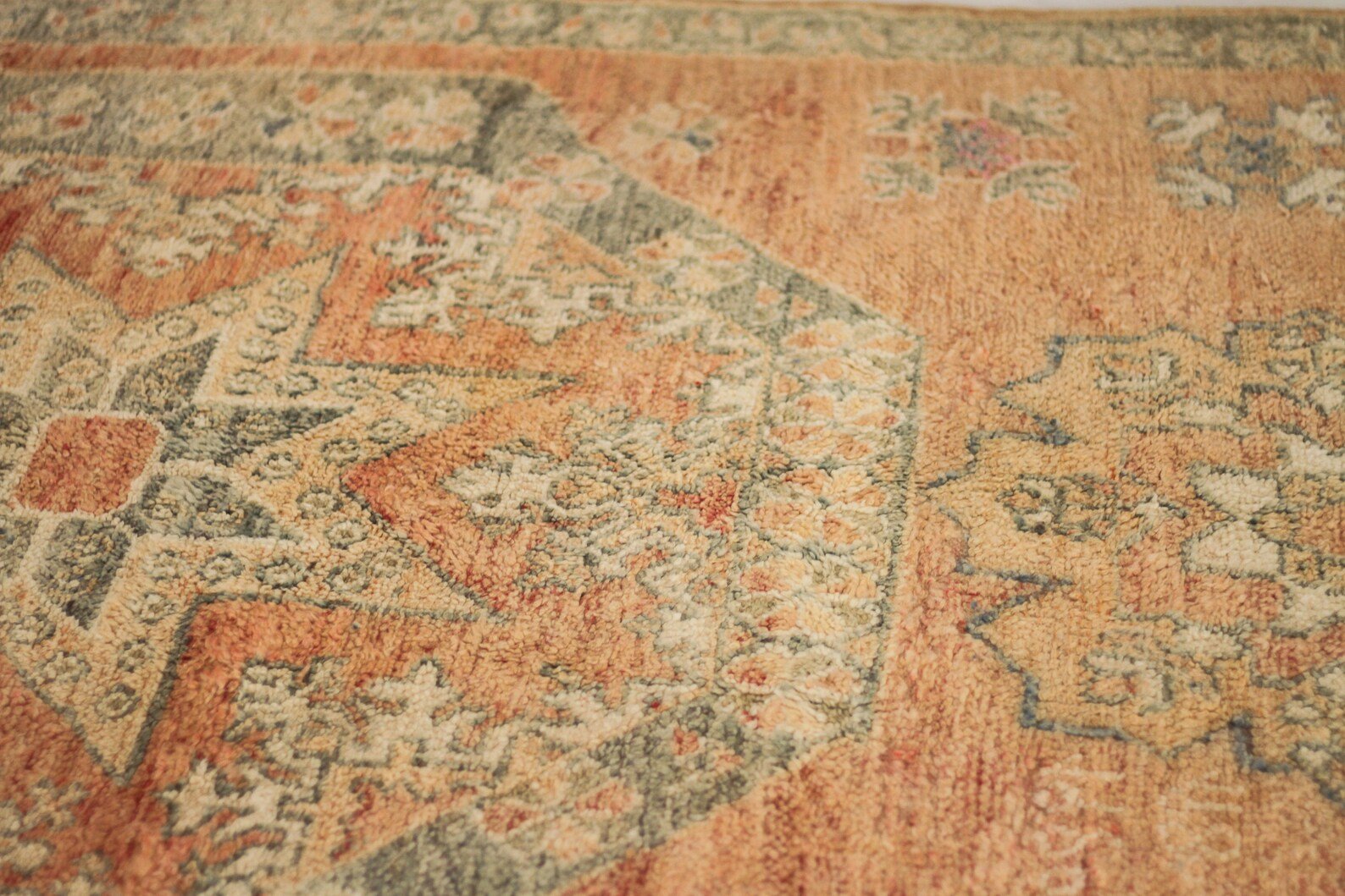 Vintage Moroccan Rug – Handmade Wool Berber rug, 5x10 ft – Peach beni mguild rug