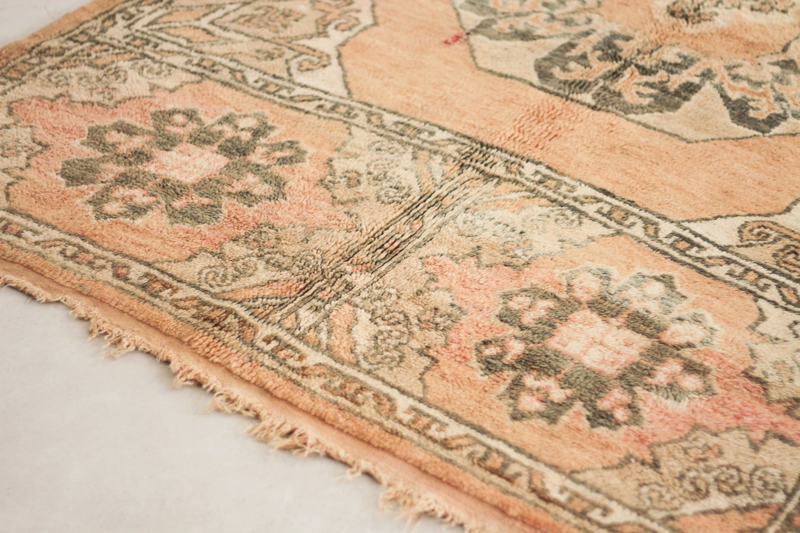 Vintage Moroccan Rug – Handmade Wool Berber rug, 5x8 ft – Peach beni mguild rug