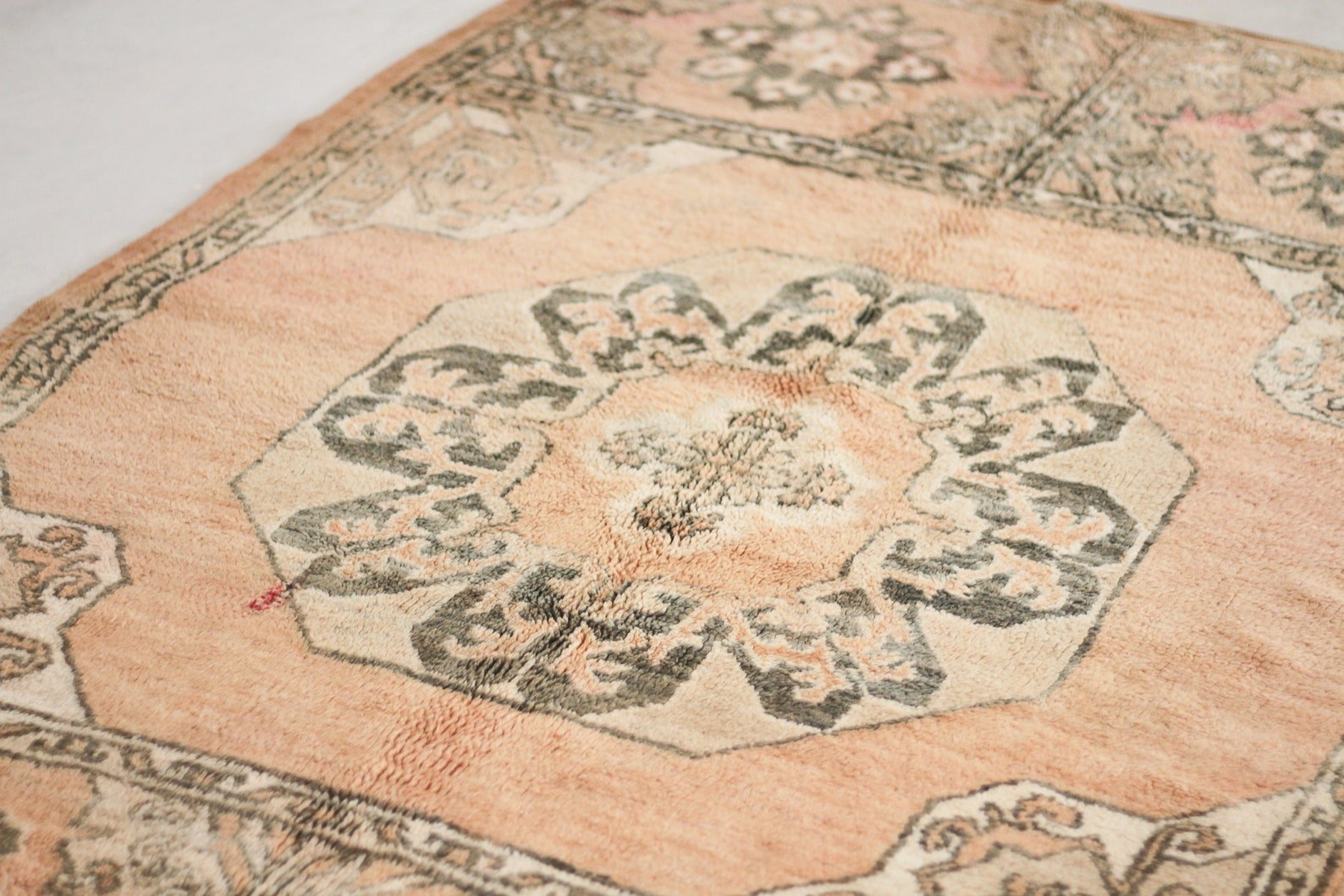 Vintage Moroccan Rug – Handmade Wool Berber rug, 5x8 ft – Peach beni mguild rug