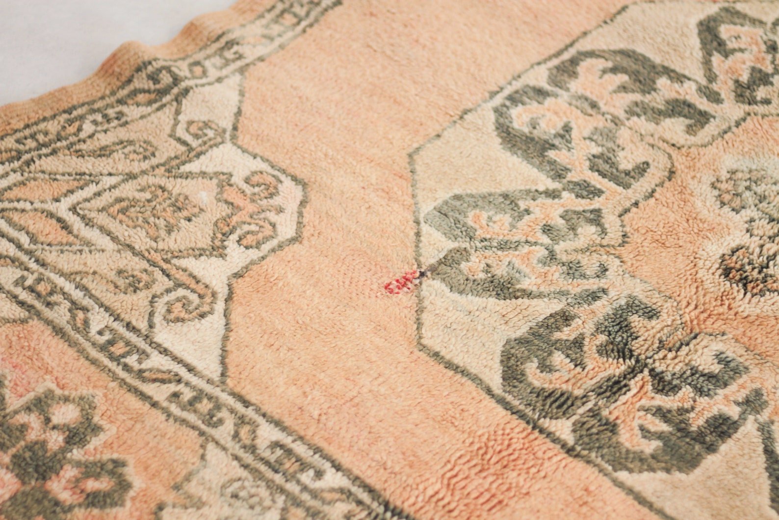 Vintage Moroccan Rug – Handmade Wool Berber rug, 5x8 ft – Peach beni mguild rug