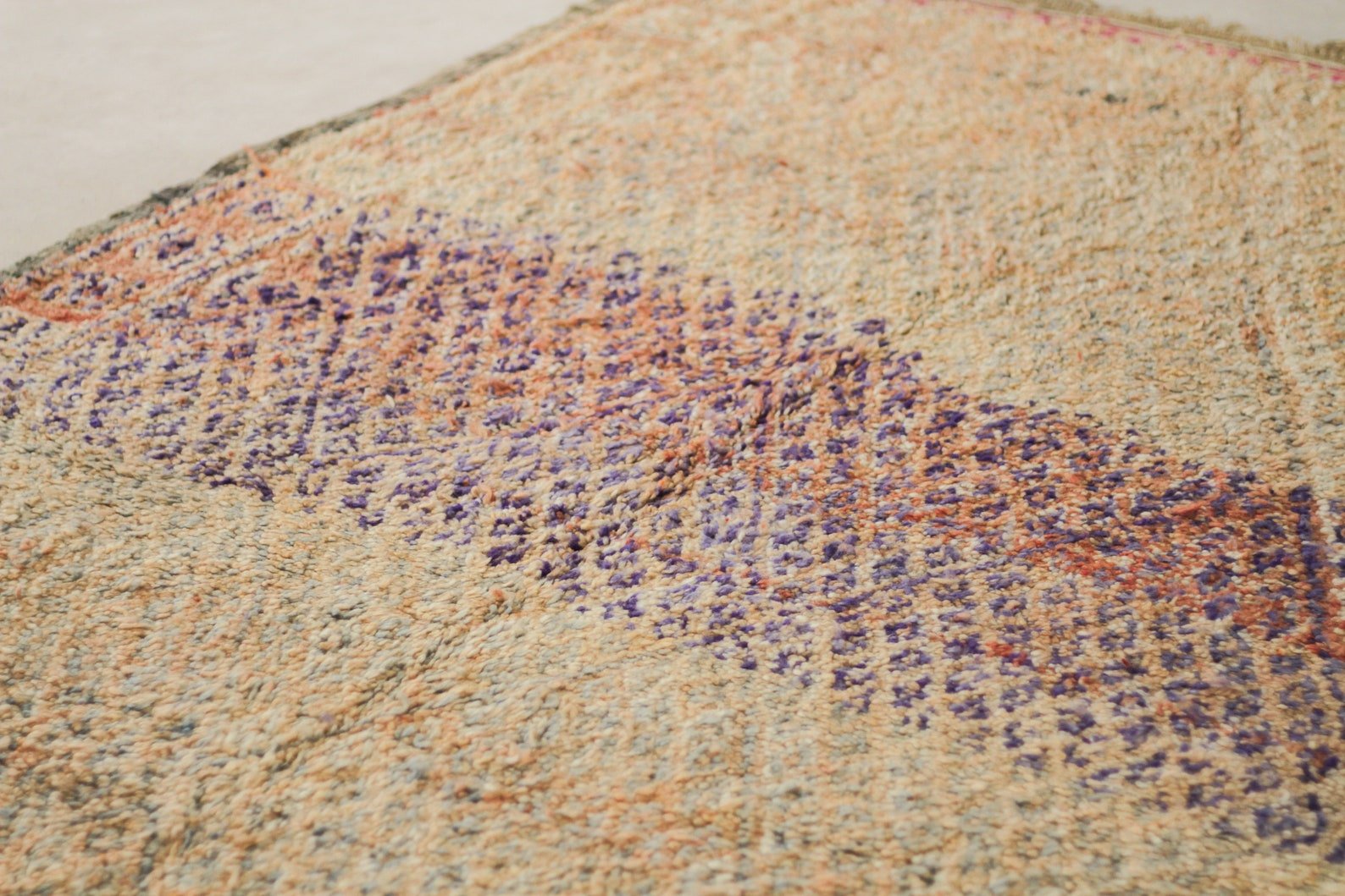 Vintage Moroccan Rug – Handmade Wool Berber rug, 6x9 ft – Peach beni mguild rug