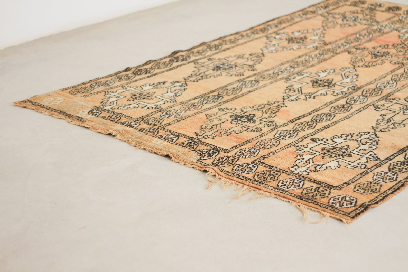 Vintage Moroccan Rug – Handmade Wool Berber rug, 5x9 ft – Peach beni mguild rug