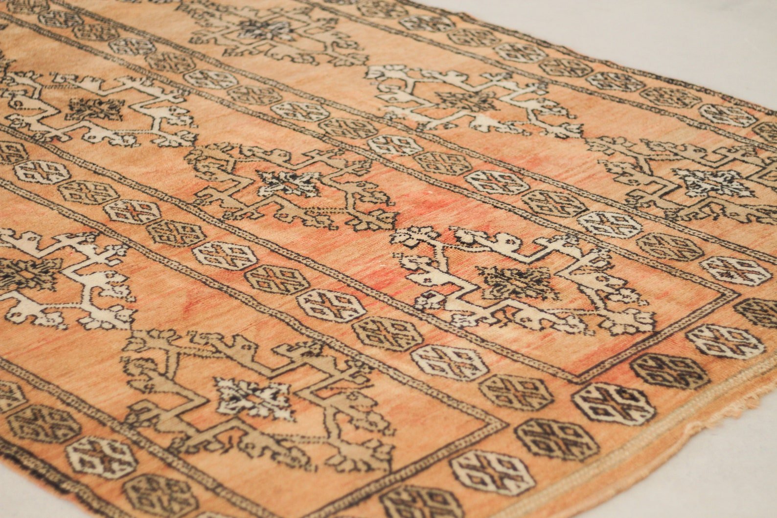 Vintage Moroccan Rug – Handmade Wool Berber rug, 5x9 ft – Peach beni mguild rug