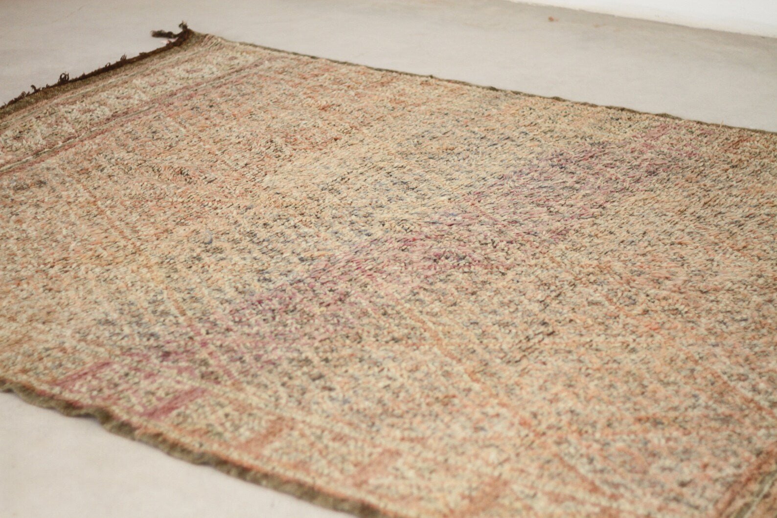 Vintage Moroccan Rug – Handmade Wool Berber rug, 6x9 ft – Peach beni mguild rug