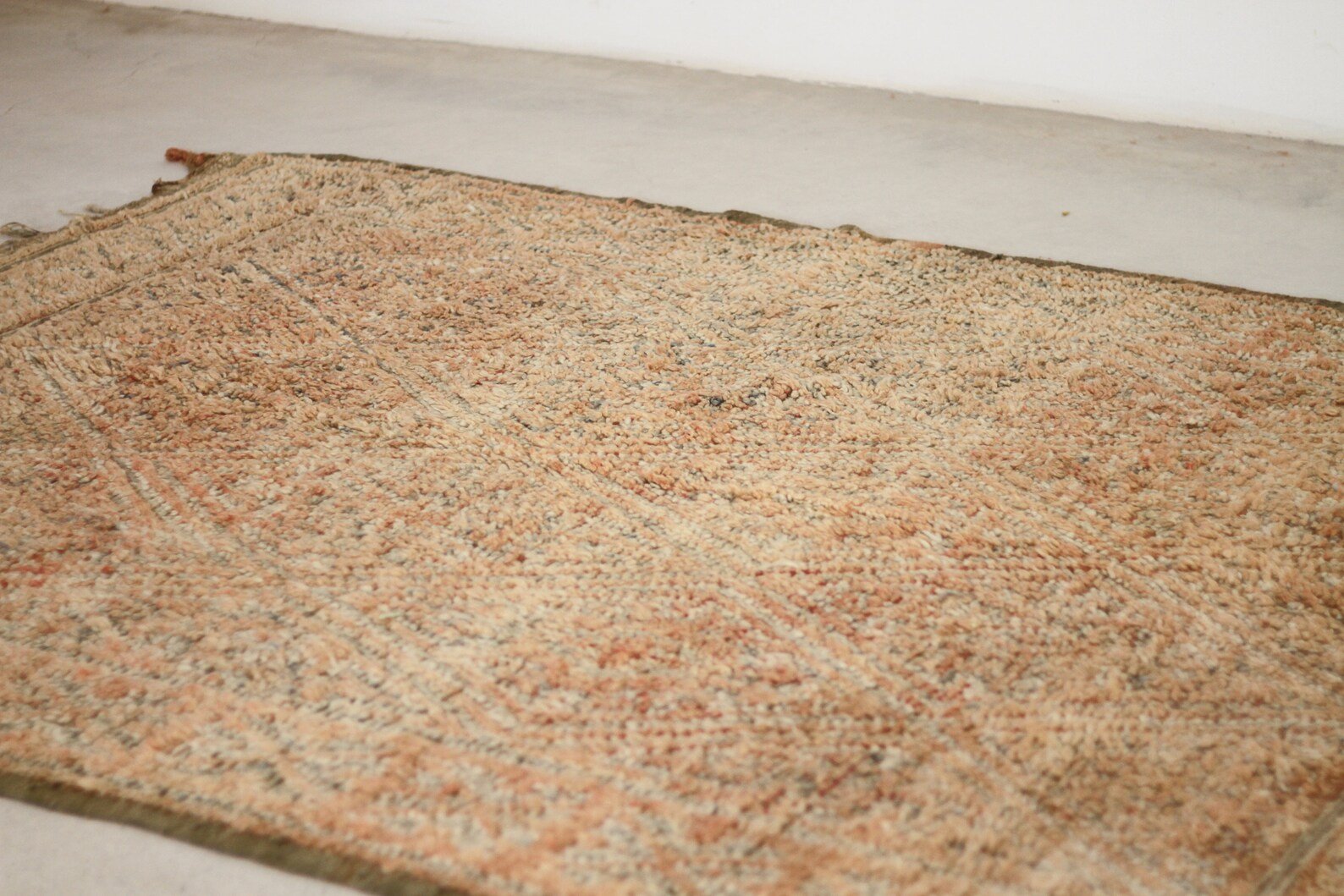 Vintage Moroccan Rug – Handmade Wool Berber rug, 6x9 ft – Peach beni mguild rug