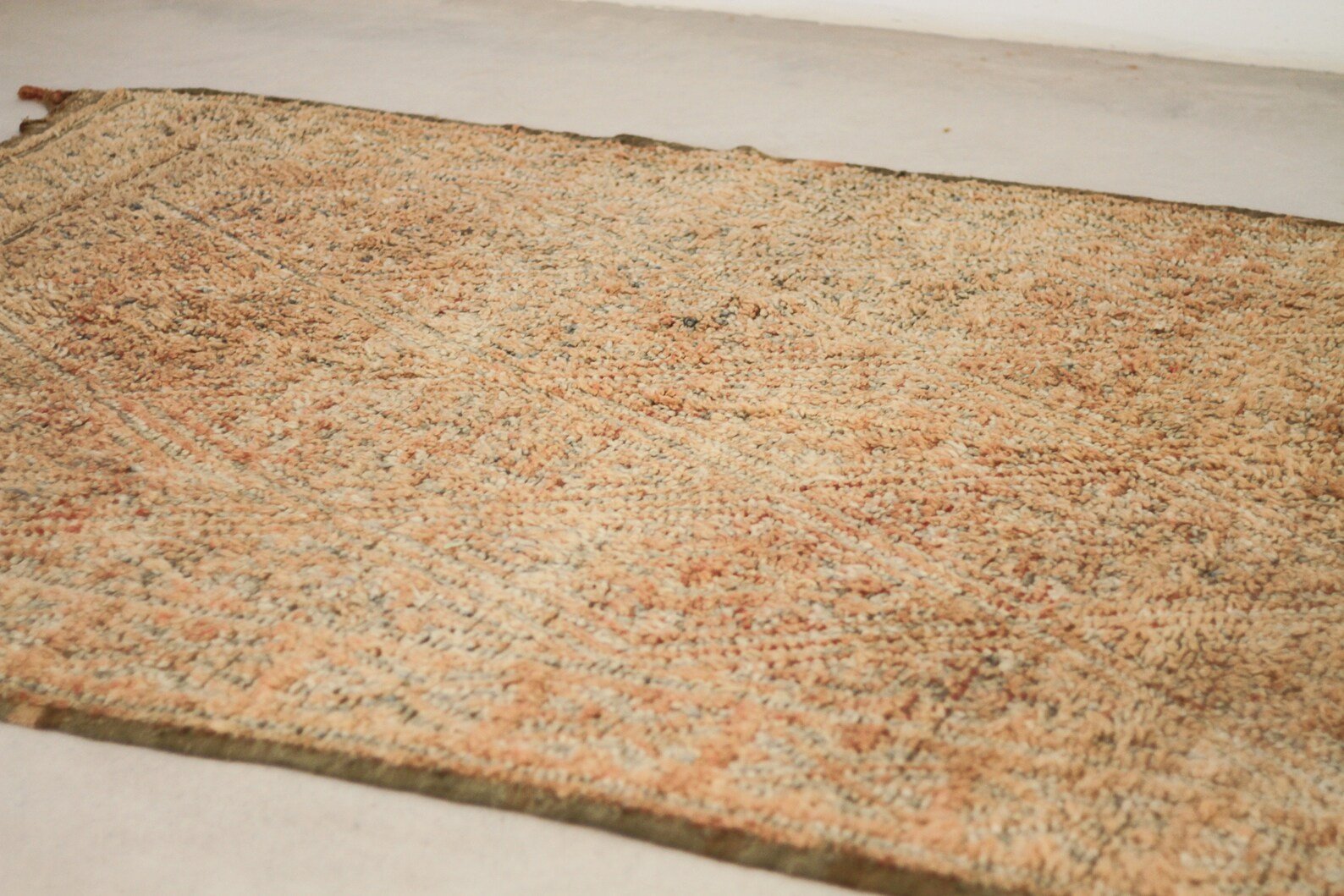 Vintage Moroccan Rug – Handmade Wool Berber rug, 6x9 ft – Peach beni mguild rug