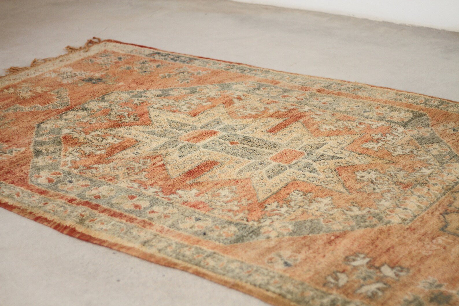 Vintage Moroccan Rug – Handmade Wool Berber rug, 5x10 ft – Peach beni mguild rug