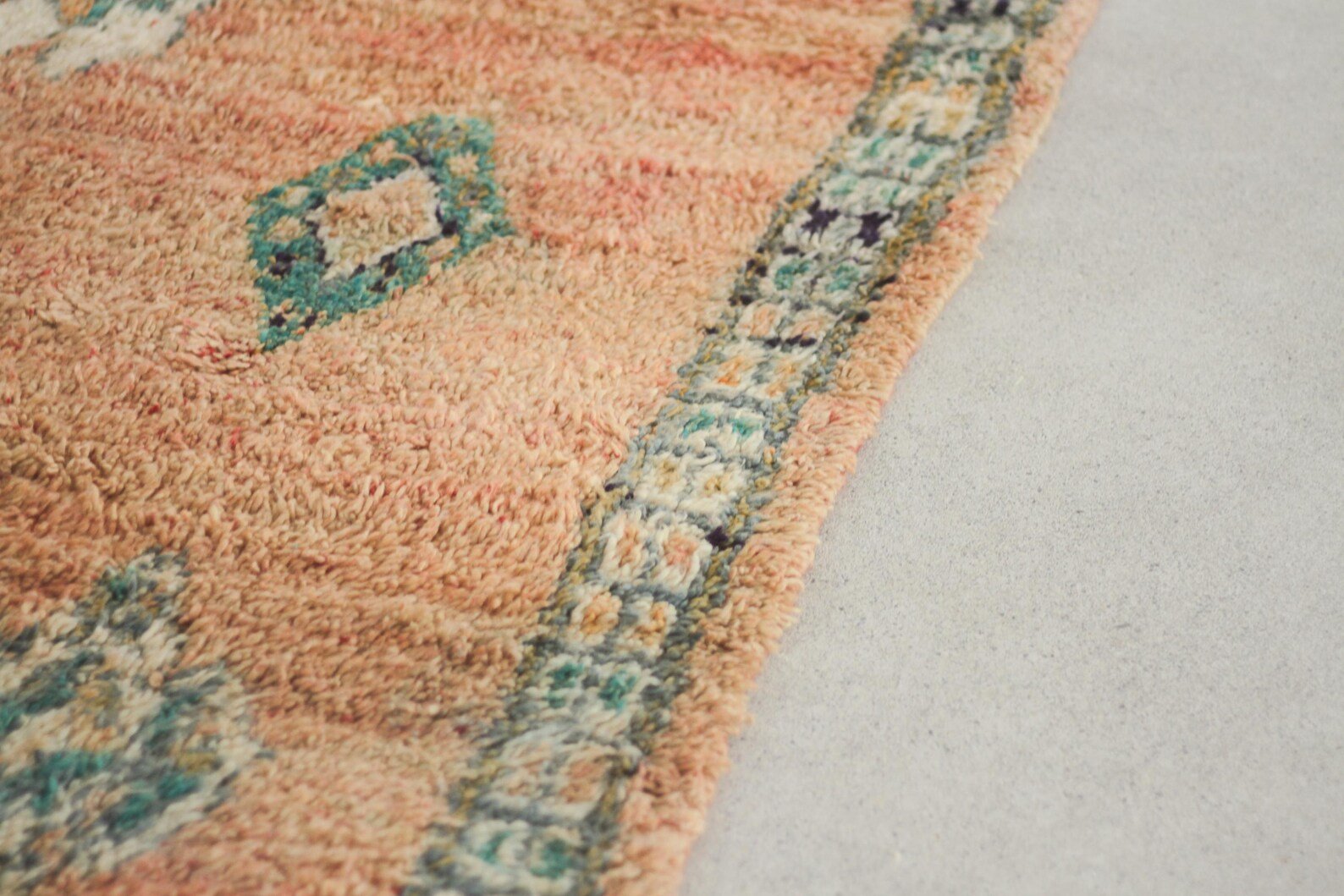 Vintage Moroccan Rug – Handmade Wool Berber rug, 6x10 ft – Peach beni mguild rug