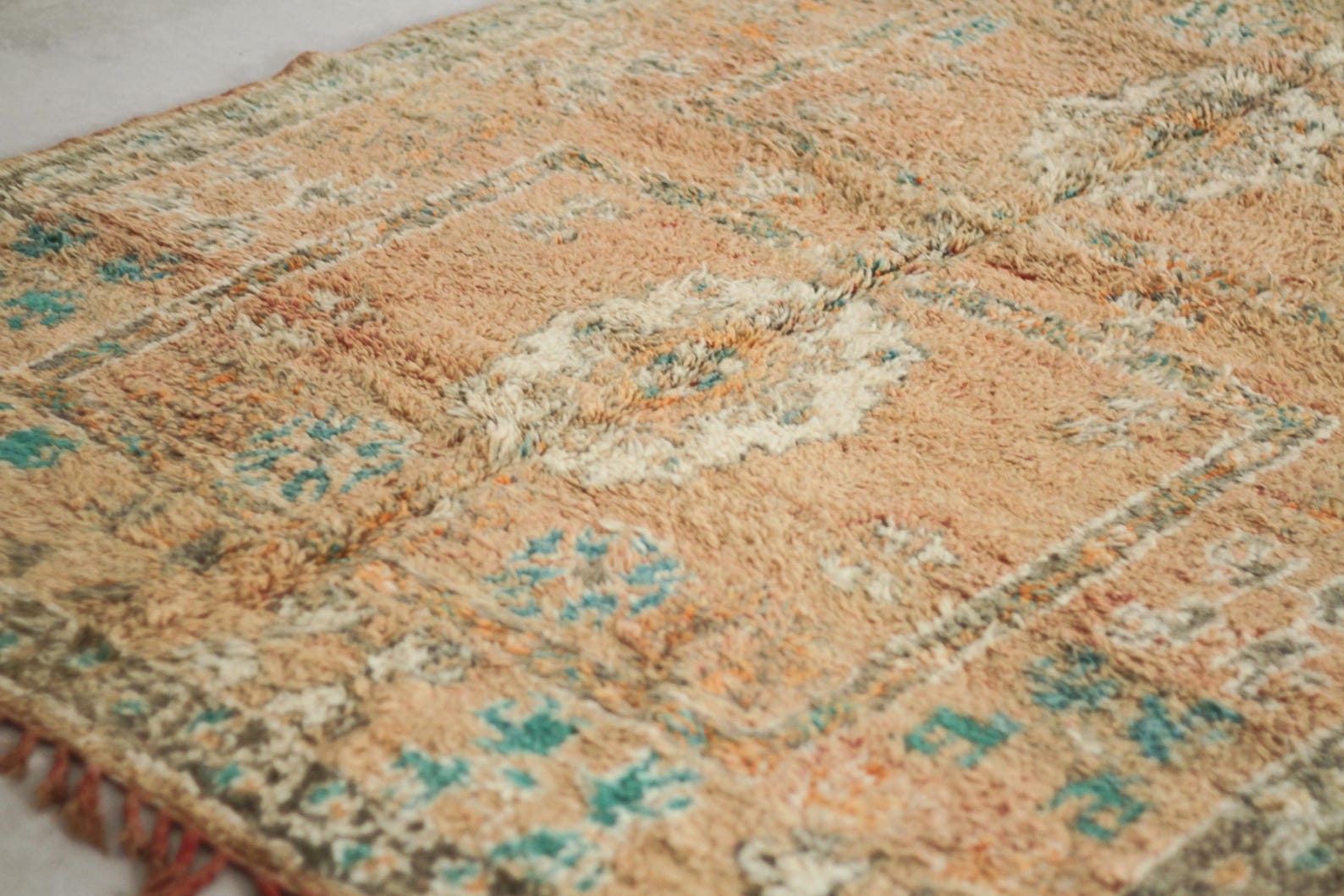 Vintage Moroccan Rug – Handmade Wool Berber rug, 6x9 ft – Peach beni mguild rug