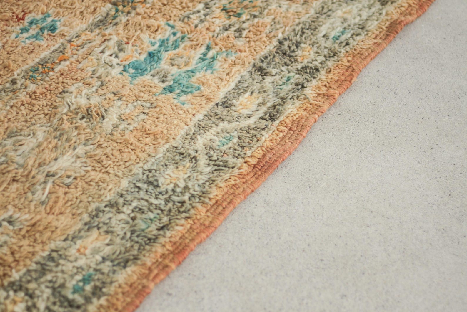 Vintage Moroccan Rug – Handmade Wool Berber rug, 6x9 ft – Peach beni mguild rug