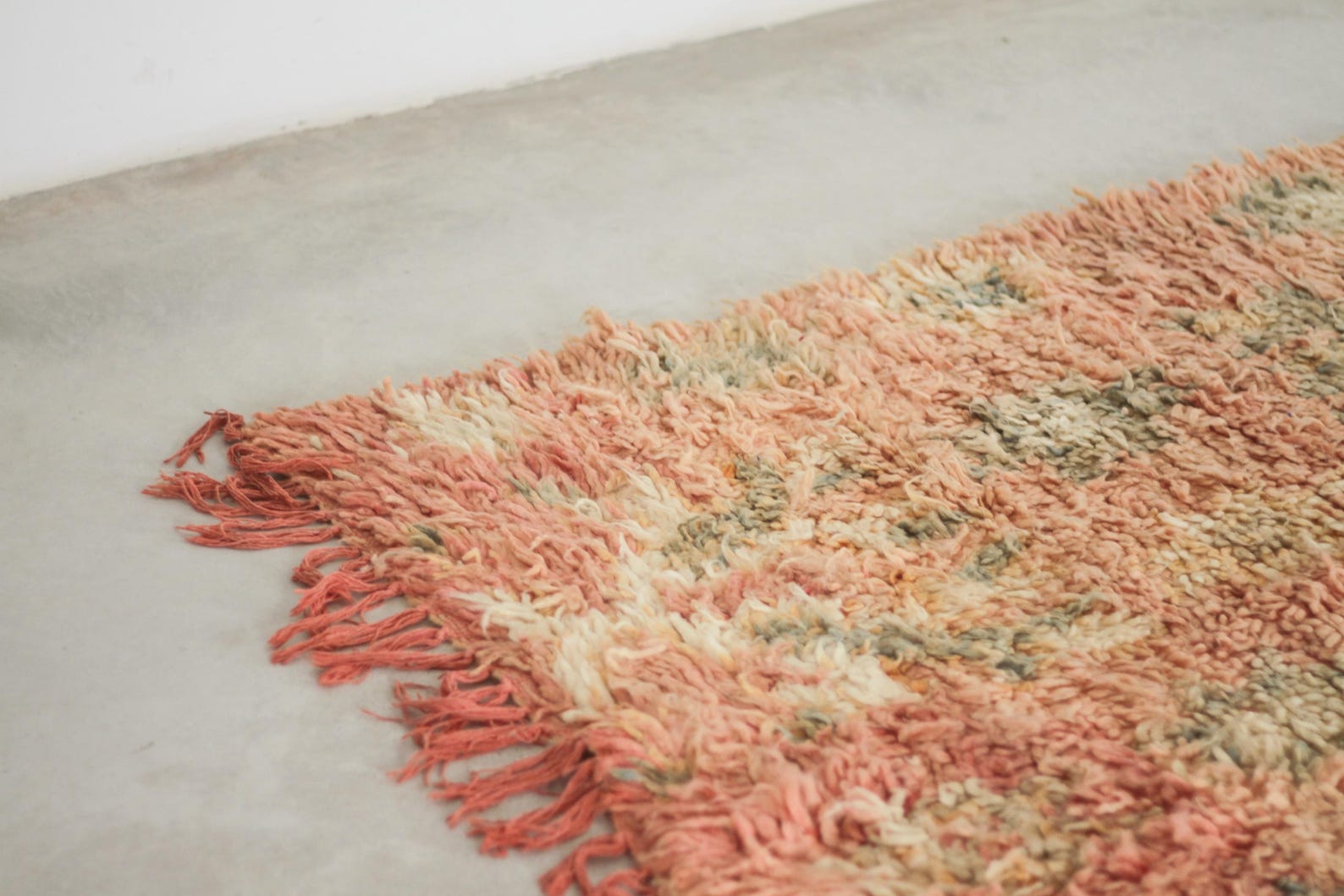 Vintage Moroccan Rug – Handmade Wool Berber rug, 5.5x8.5 ft – Peach beni mguild rug