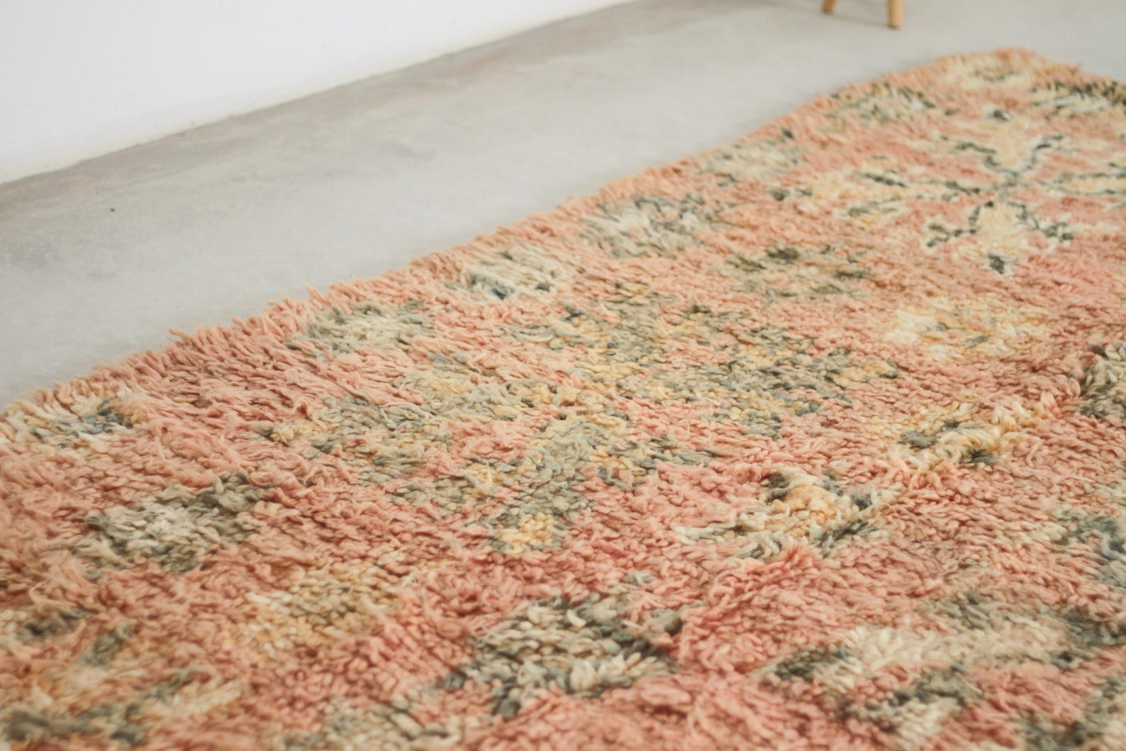 Vintage Moroccan Rug – Handmade Wool Berber rug, 5.5x8.5 ft – Peach beni mguild rug