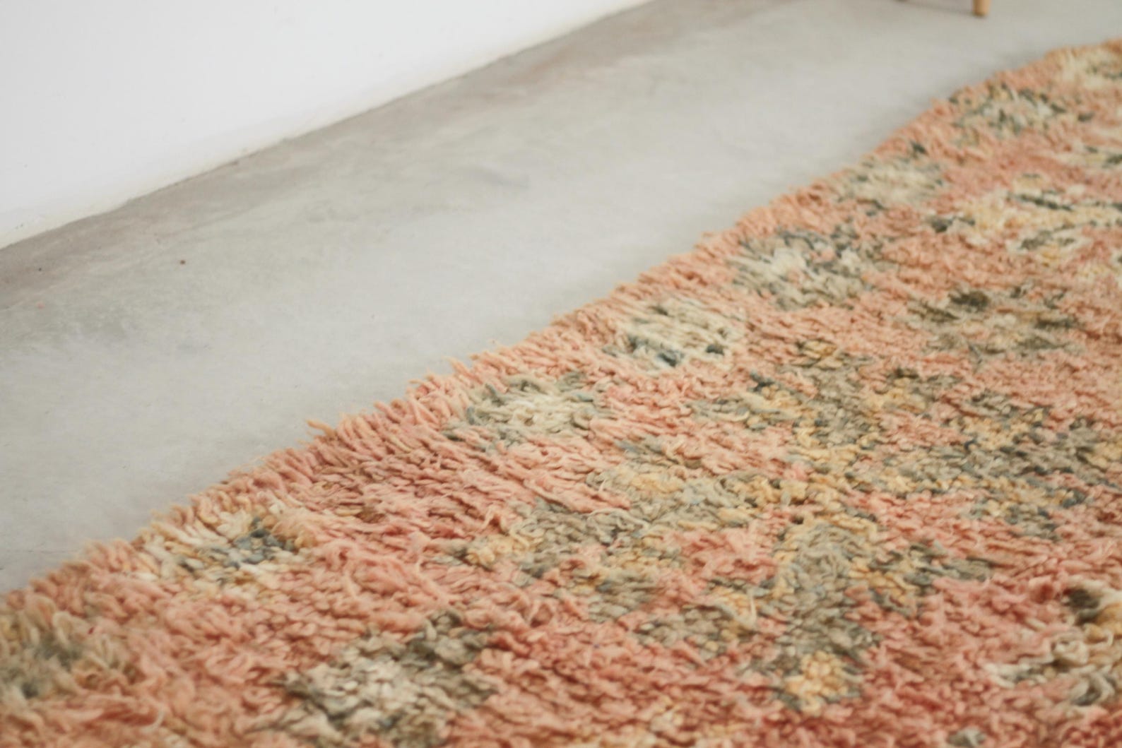 Vintage Moroccan Rug – Handmade Wool Berber rug, 5.5x8.5 ft – Peach beni mguild rug
