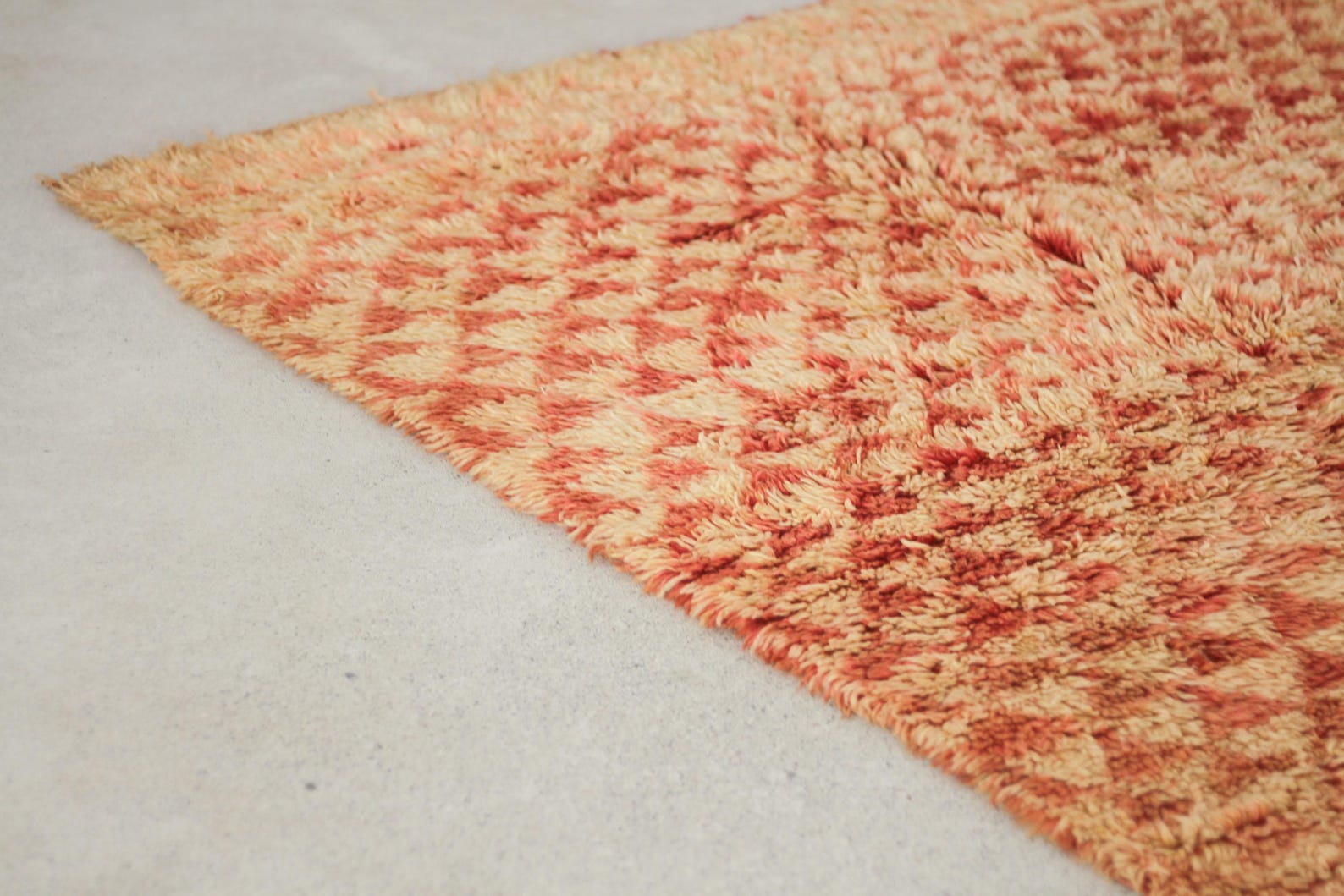 Vintage Moroccan Rug – Handmade Wool Berber rug, 5x7.5 ft – Orangee beni mguild rug