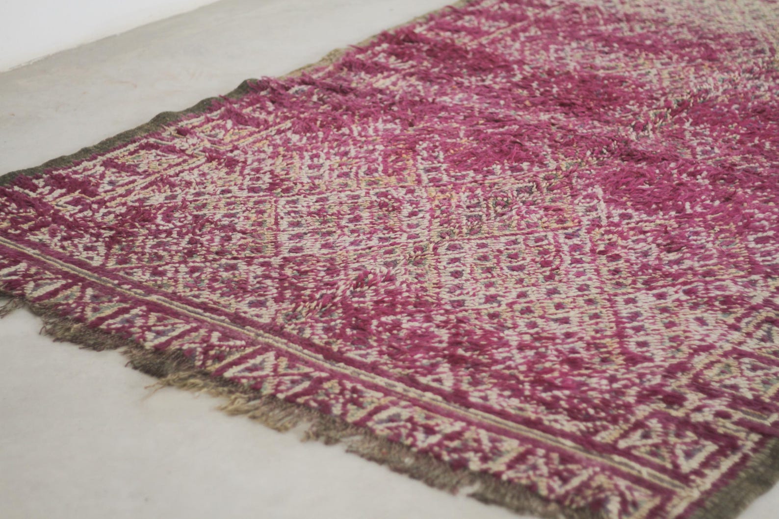 Vintage Moroccan Rug – Handmade Wool Berber rug, 5.5x9 ft – Purple beni mguild rug