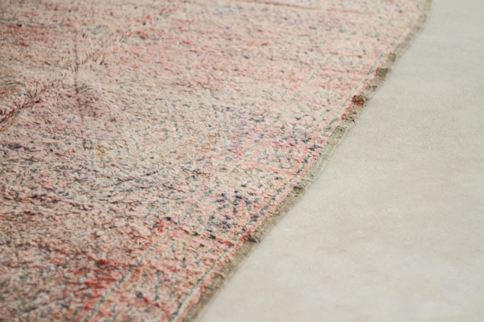 Vintage Moroccan Rug – Handmade Wool Berber rug, 6x11 ft – Pink beni mguild rug