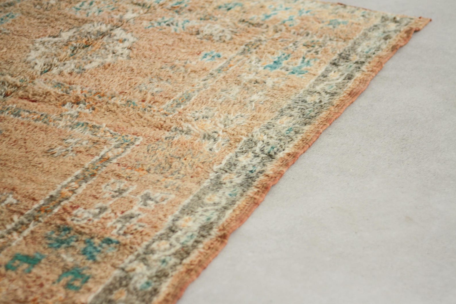 Vintage Moroccan Rug – Handmade Wool Berber rug, 6x9 ft – Peach beni mguild rug