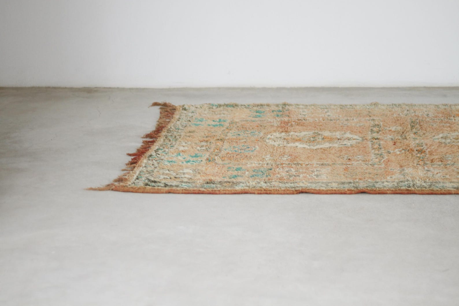 Vintage Moroccan Rug – Handmade Wool Berber rug, 6x9 ft – Peach beni mguild rug